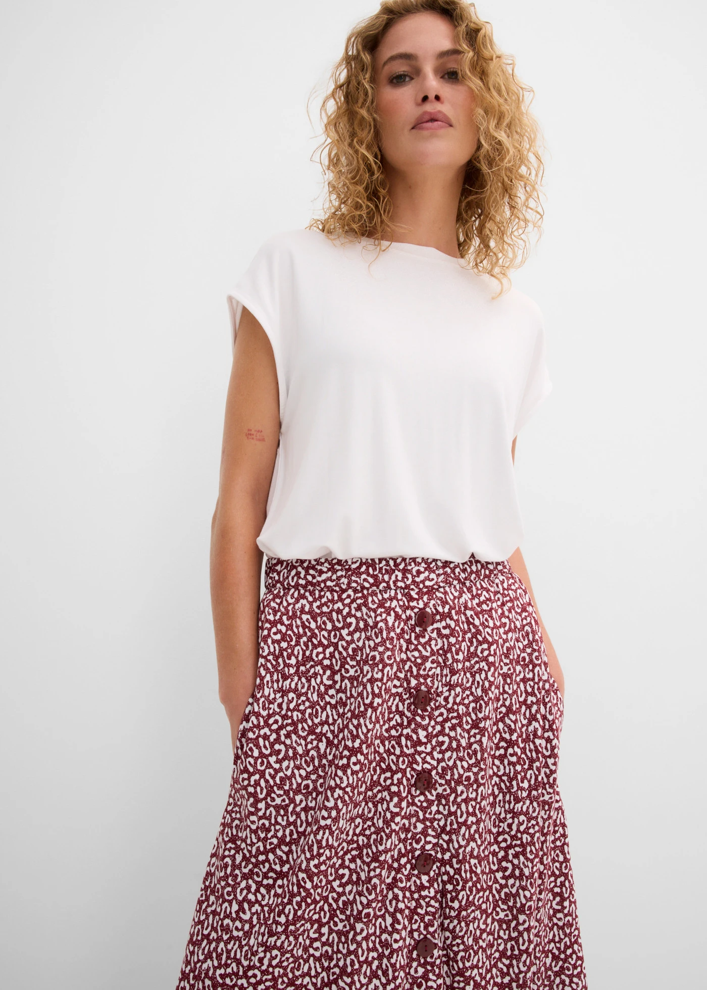 Viscose midi rok met zakken • donkerbessen/wit • bonprix online shop