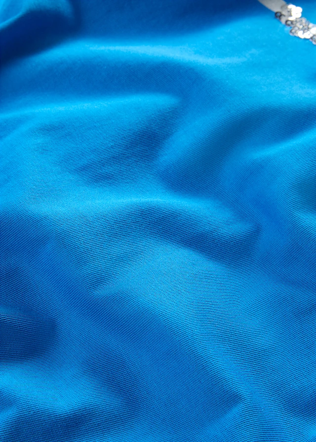 T-shirt avec inscription à sequins • bleu océan/imprimé argenté • product-page.page-title-suffix