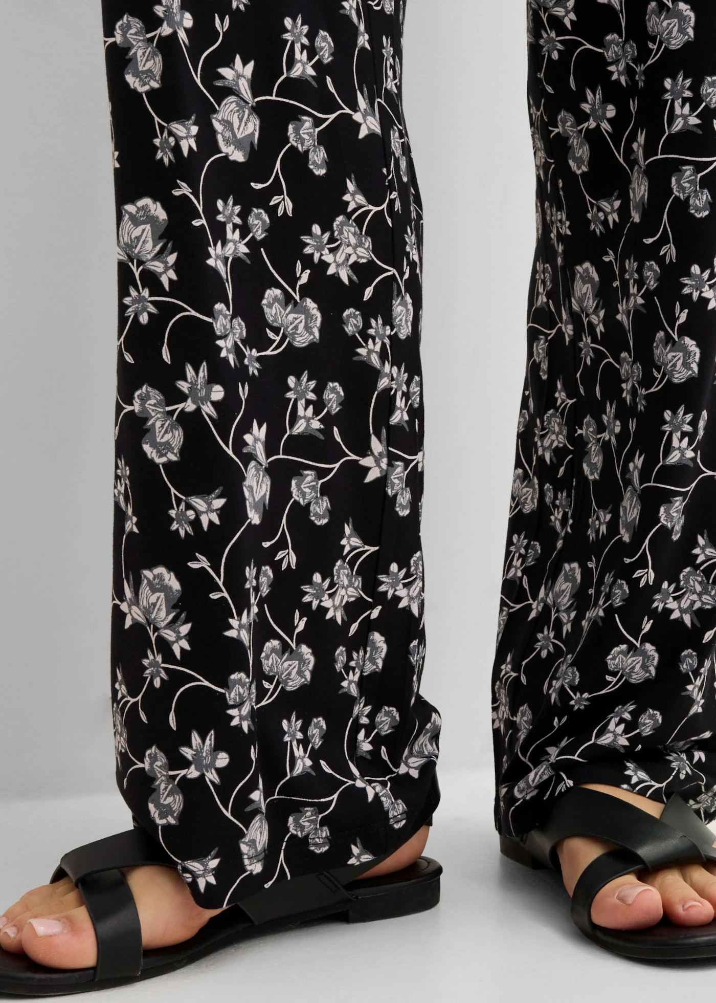 Pantalon palazzo en viscose extensible • noir floral • Boutique bonprix