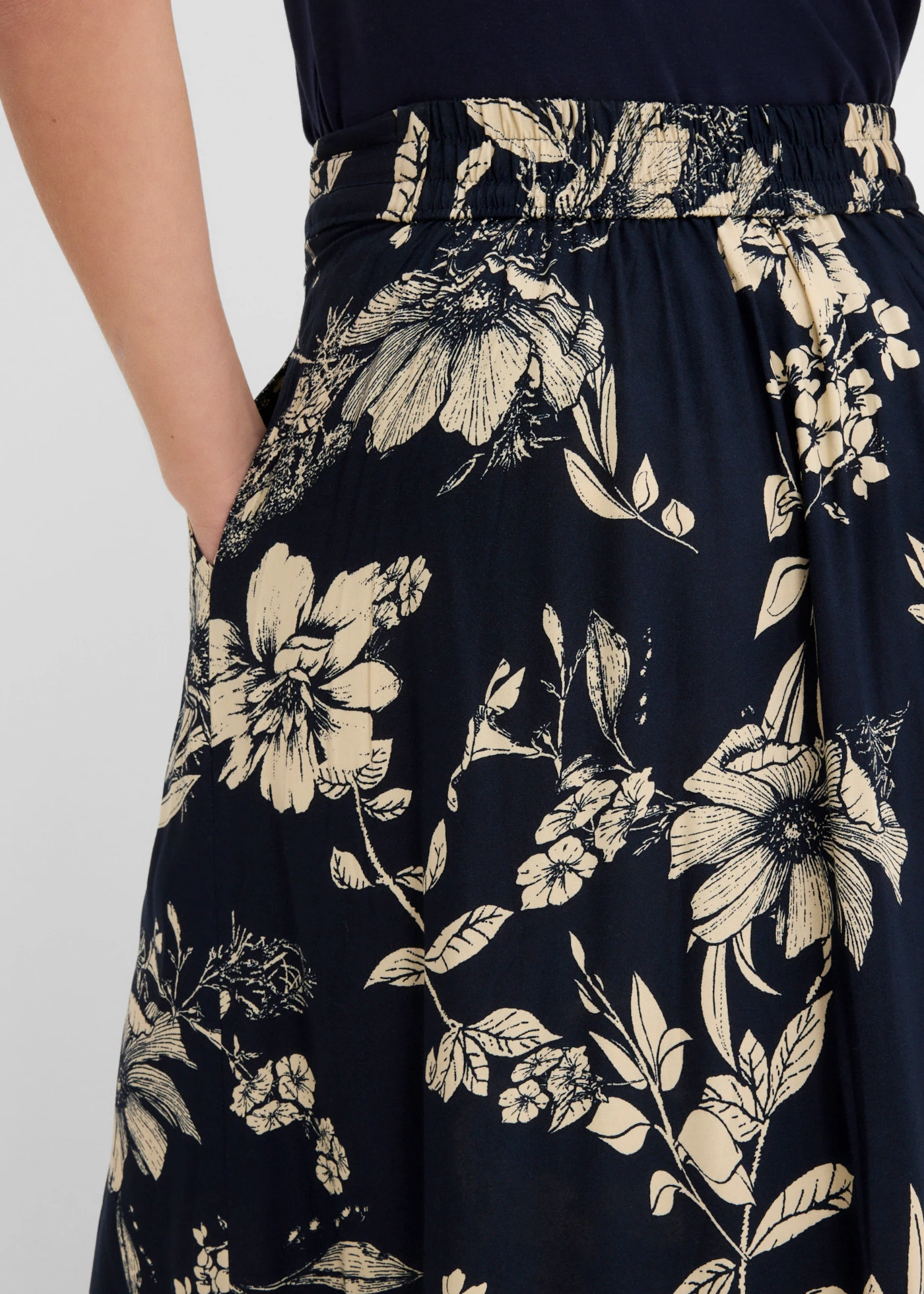 Jupe longue en viscose avec taille élastique et lien à nouer • bleu foncé-beige galet floral • Boutique bonprix