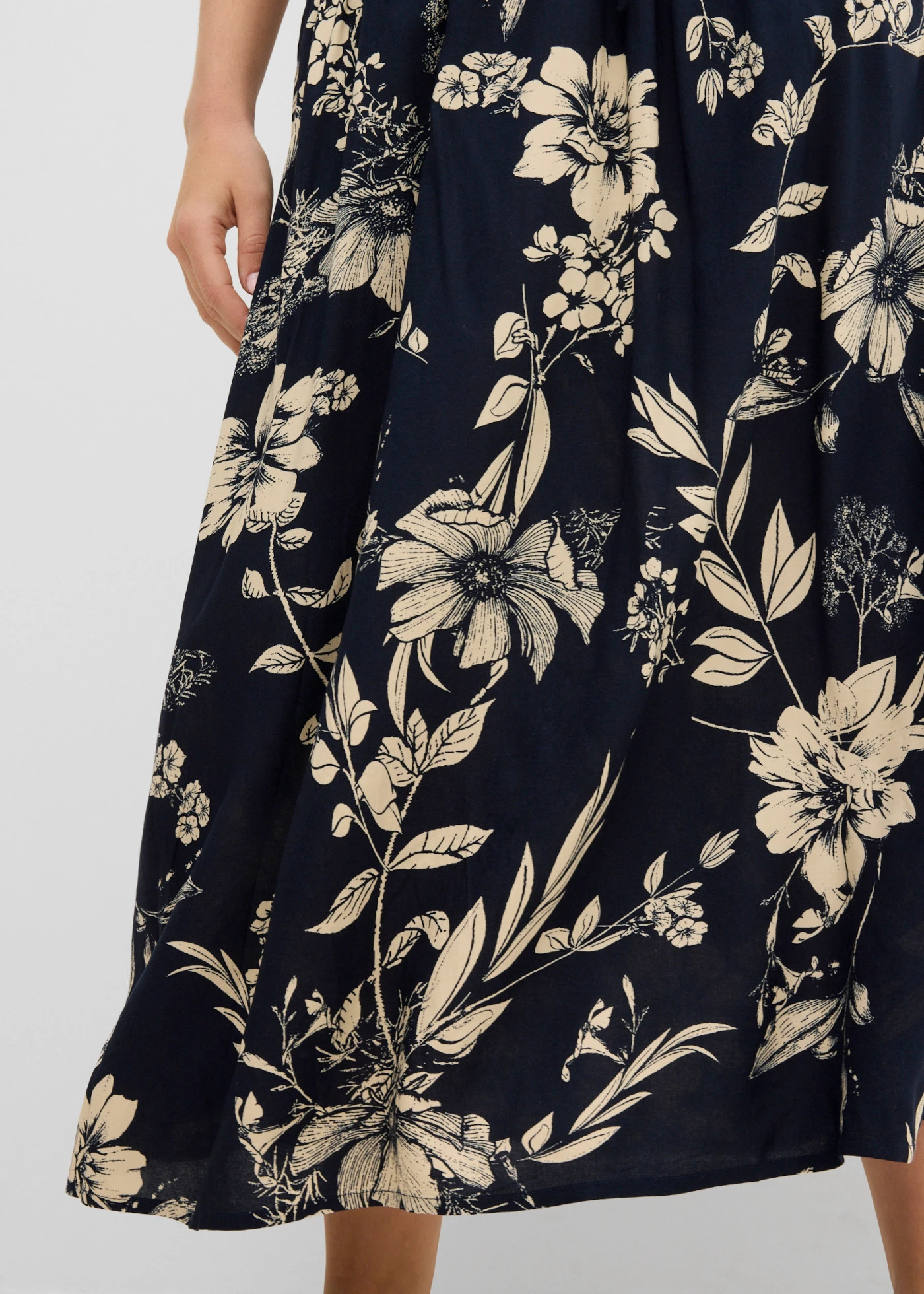 Maxirok van viscose met comfortband en strikkoordjes • donkerblauw-kiezelbeige gebloemd • bonprix online shop