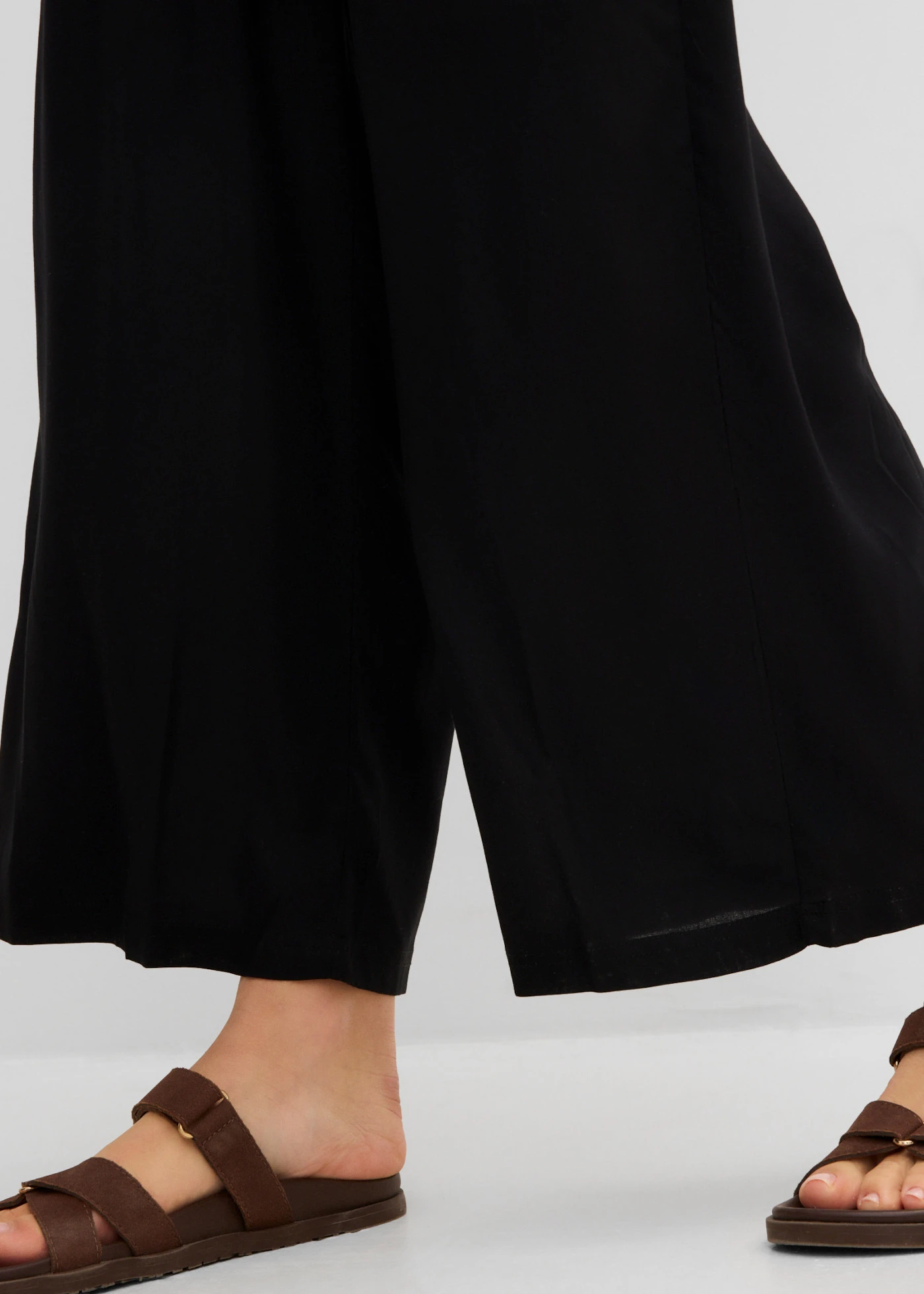 Pantaloni culotte largi din viscoză fluidă • negru • magazin bonprix
