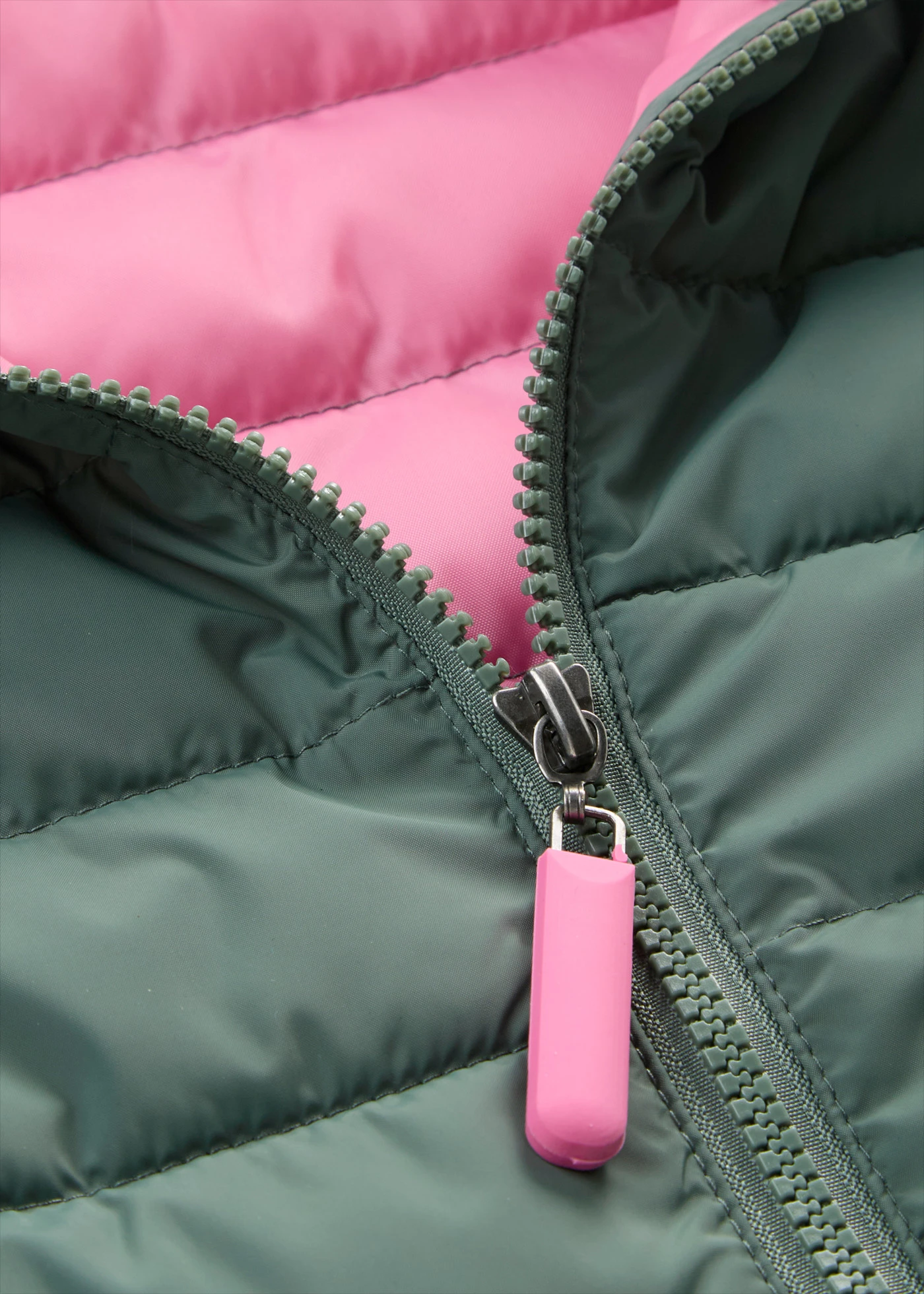 Bodywarmer met capuchon • eucalyptusgroen-roze • bonprix online shop