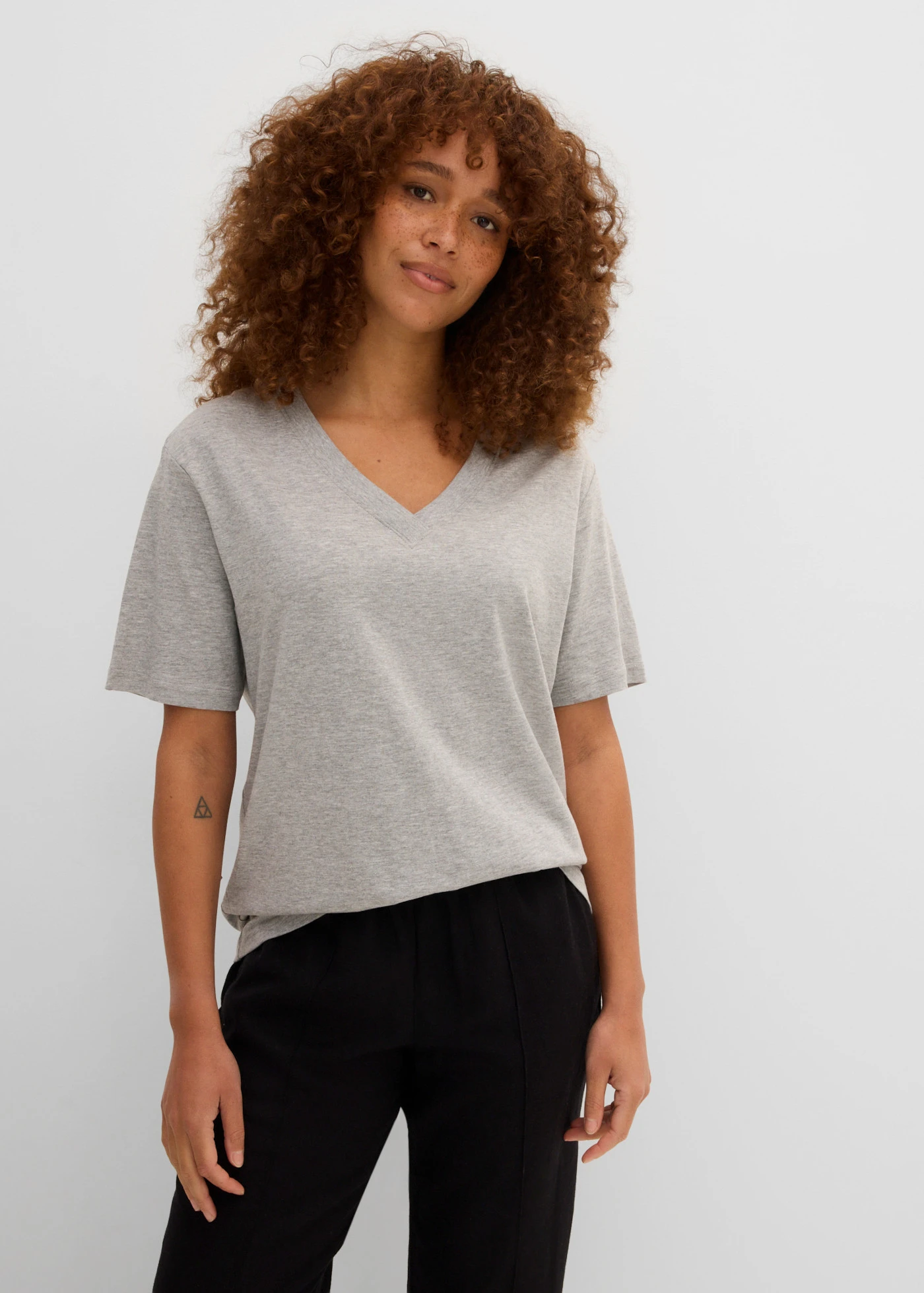 Wijd longshirt met V-hals, korte mouw  (set van 5) • aardbeirood + zwart + wit + lichtgrijs gemêleerd + donkerblauw • bonprix online shop