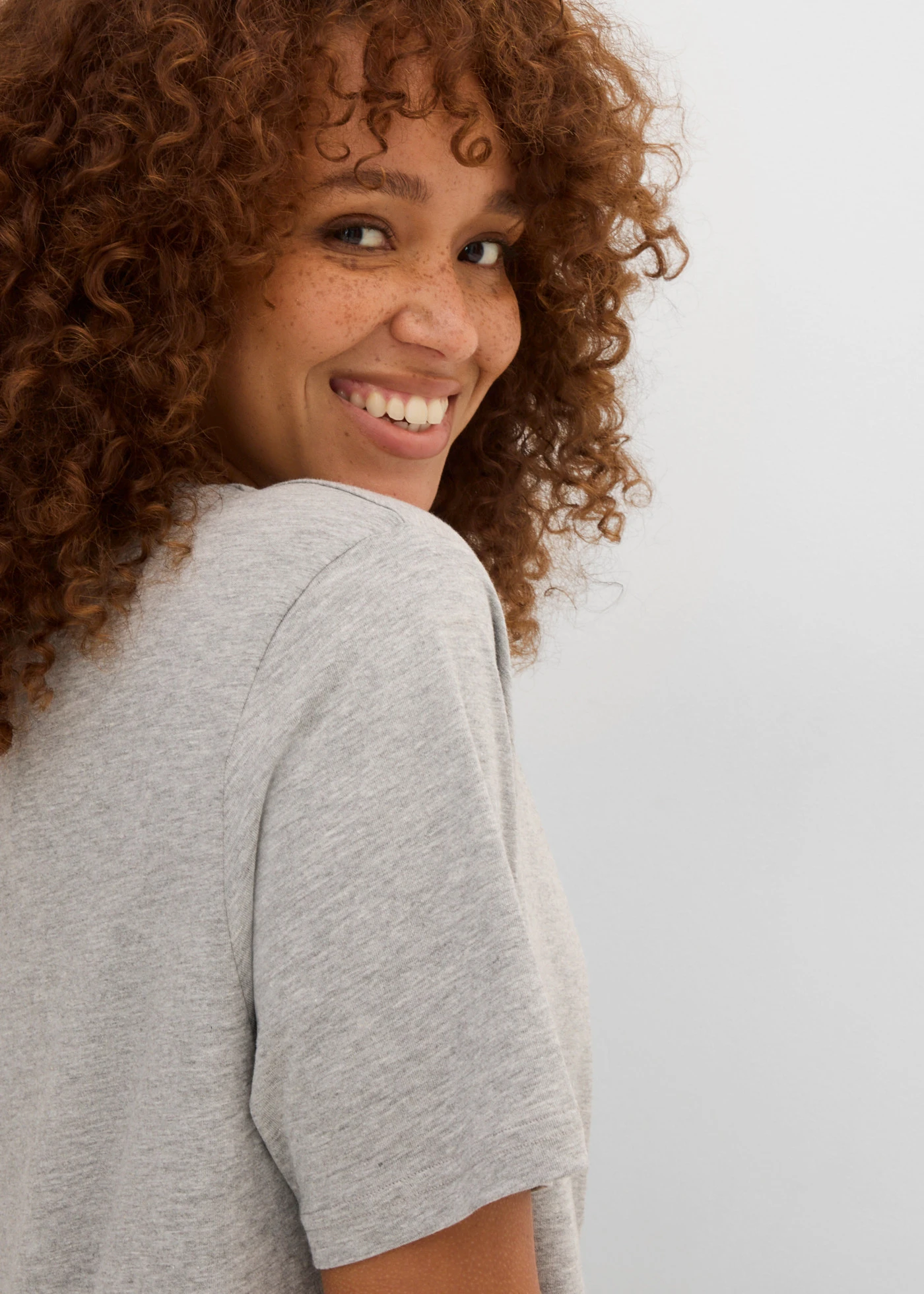 Długi T-shirt (5 szt.) • truskawkowy+czarny+biały+jasnoszary melanż+ciemnoniebieski • sklep bonprix