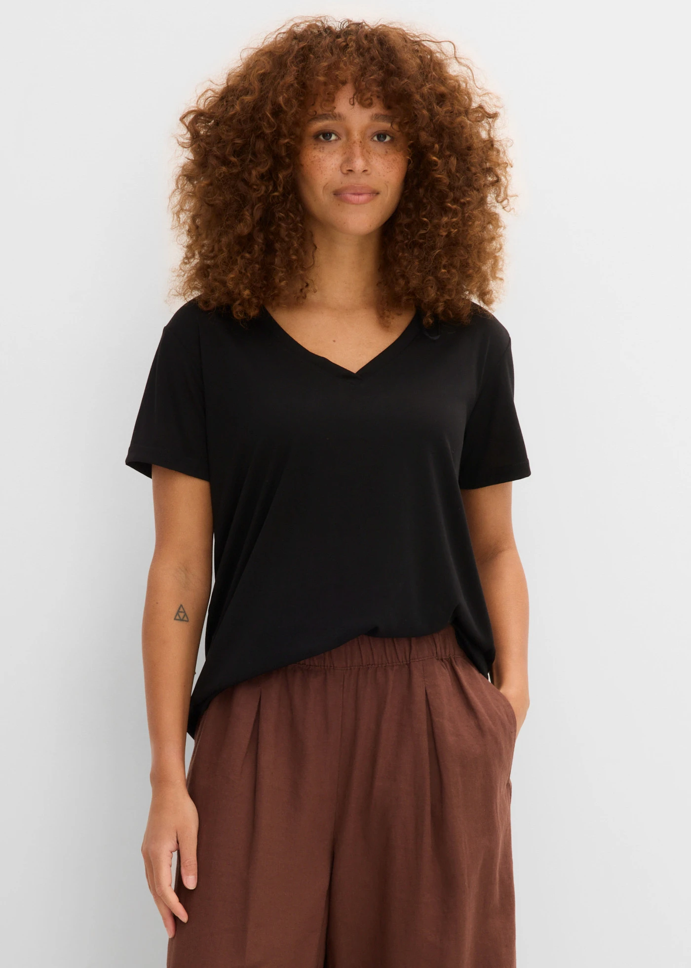 T-shirt met V-hals • zwart • bonprix online shop