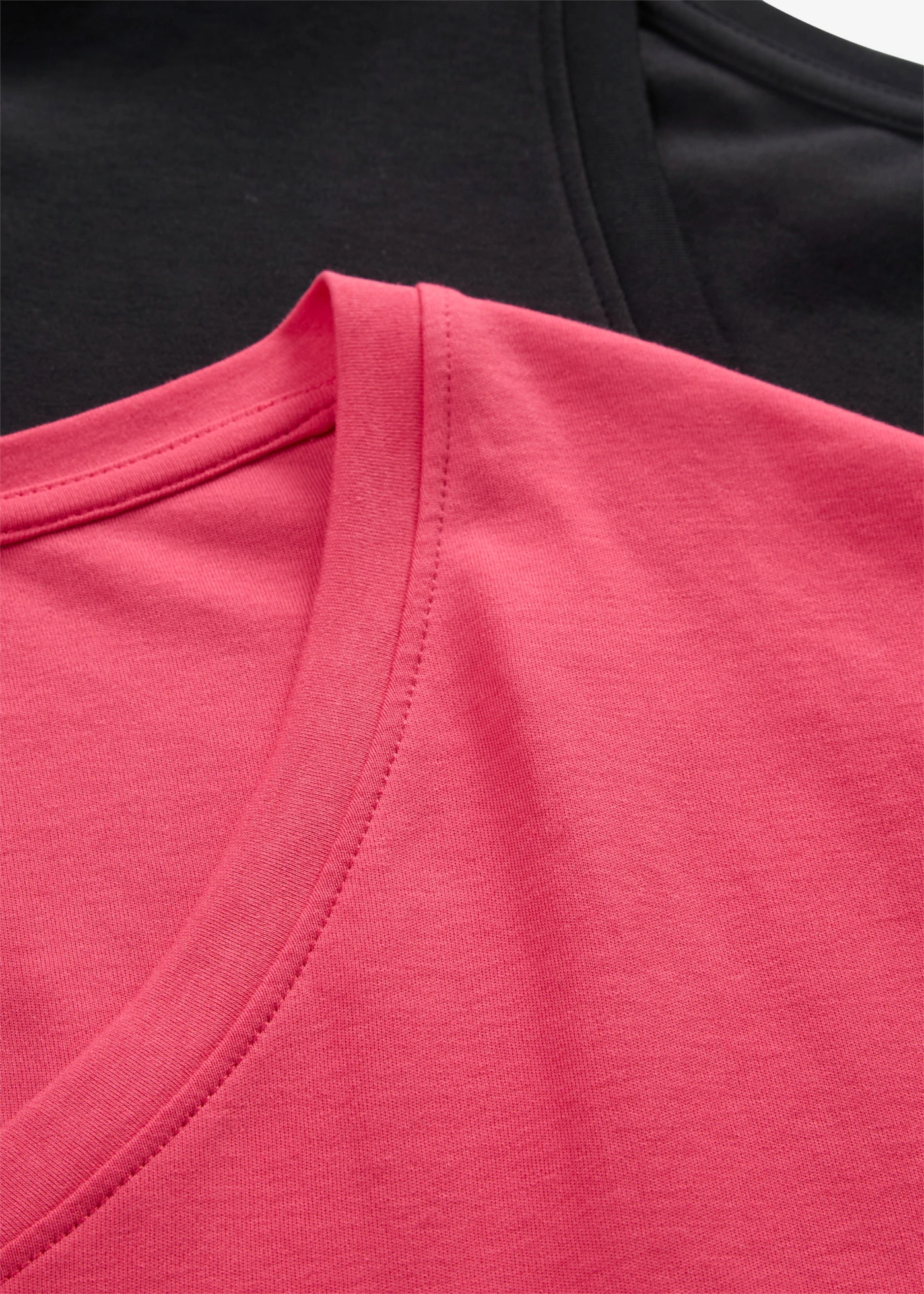 Úpletové šaty s výstřihem do V, oversized (2 ks v balení) • ibiškově pink+černá • bonprix obchod