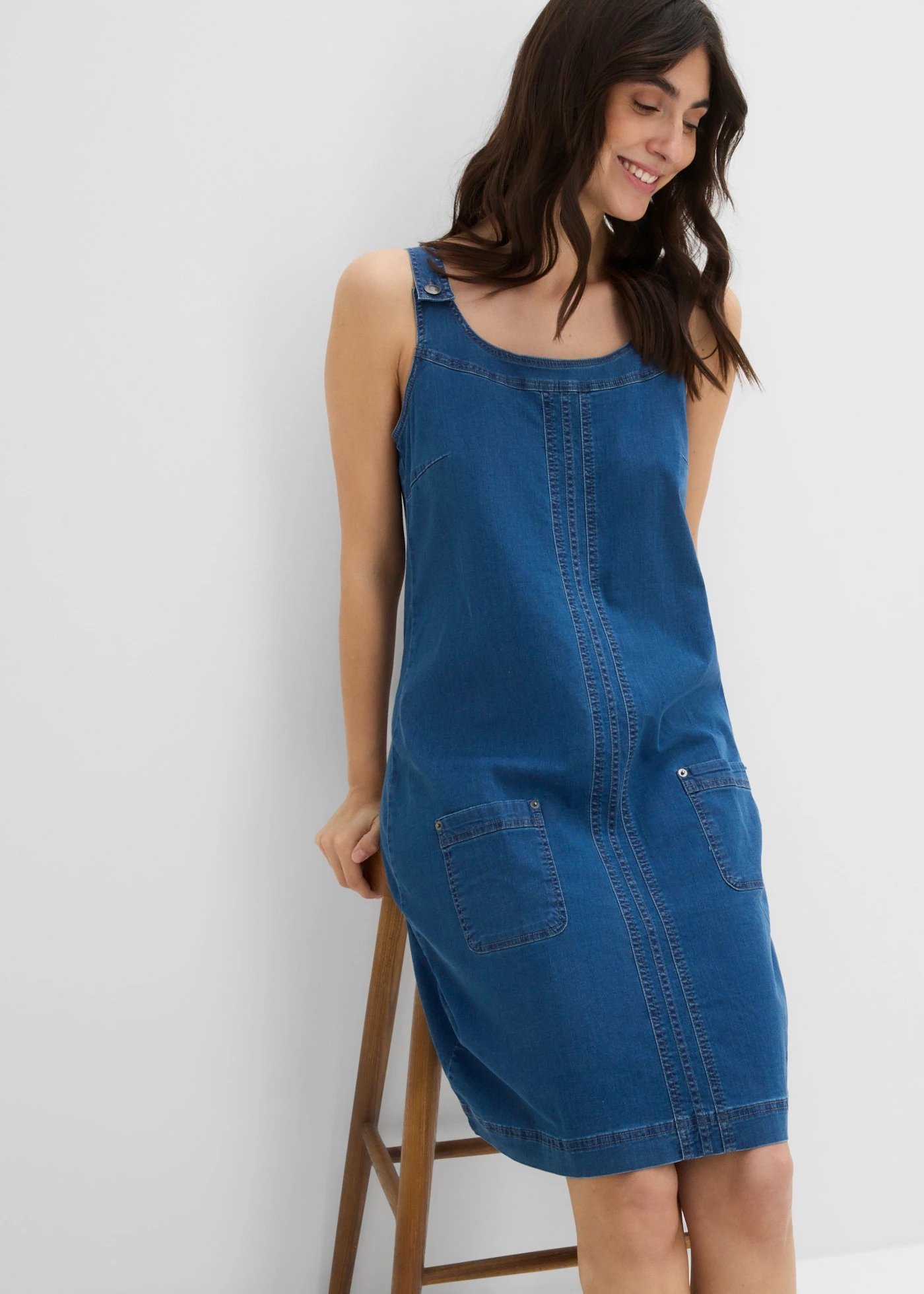 Bavlněné džínové šaty s laclovými ramínky, délka po kolena • modrý denim • bonprix obchod