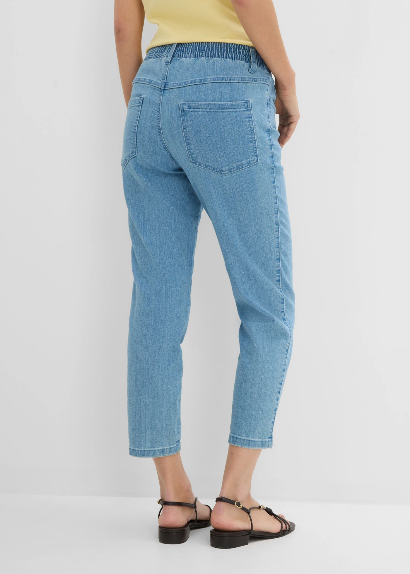 Spodnie Straight, mid waist, z wygodnym paskiem (2 pary) • biały + jasnoniebieski denim • sklep bonprix