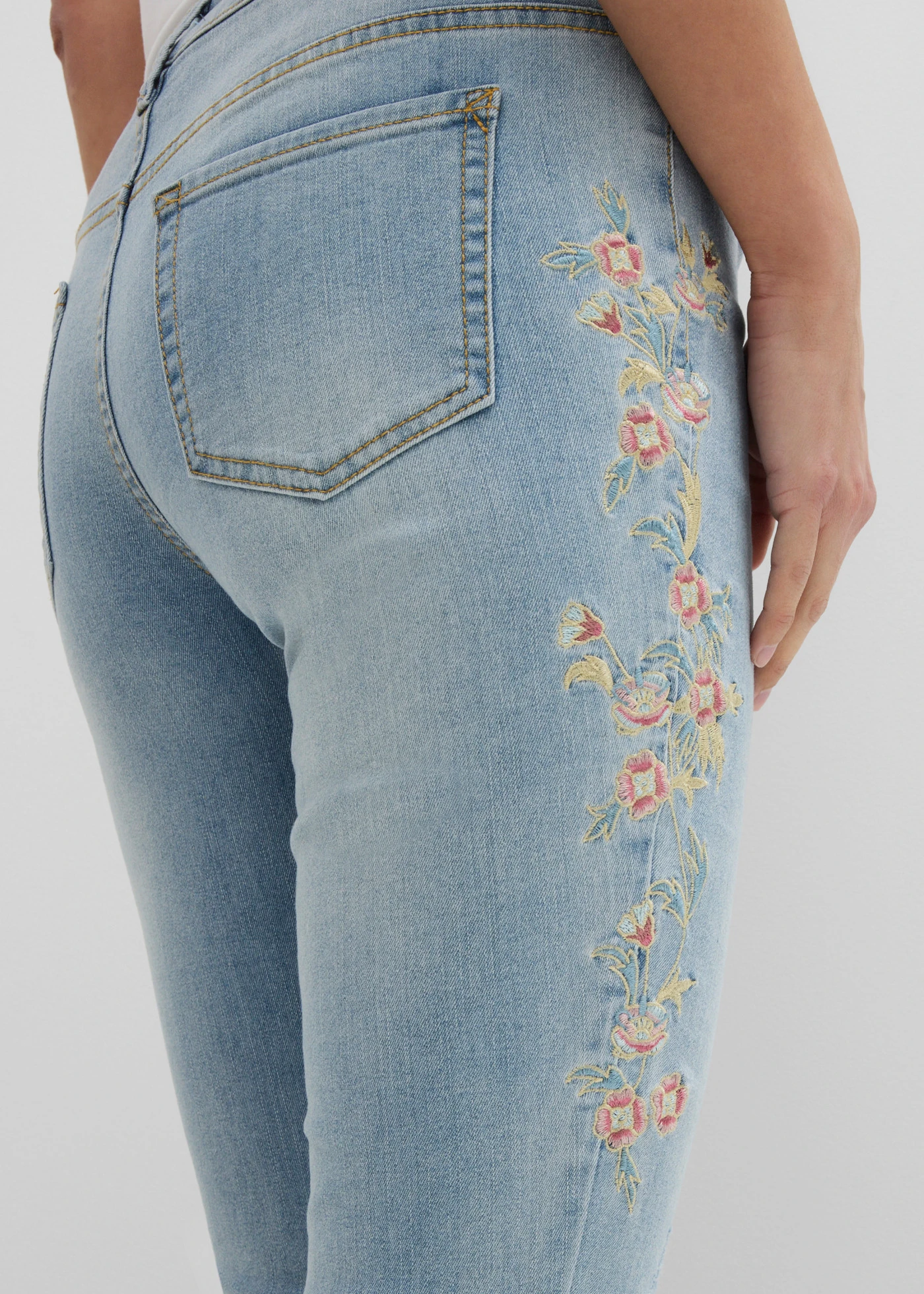 Blugi Skinny Mid Waist, cropped • bleu denim cu flori • magazin bonprix