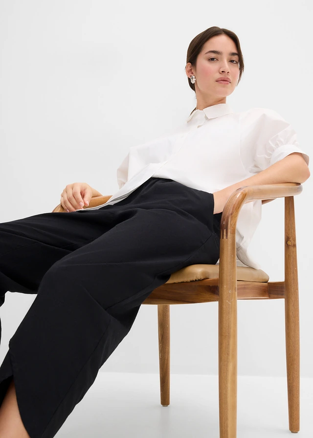 Pantaloni in 3/4 din material subțire cu in alb