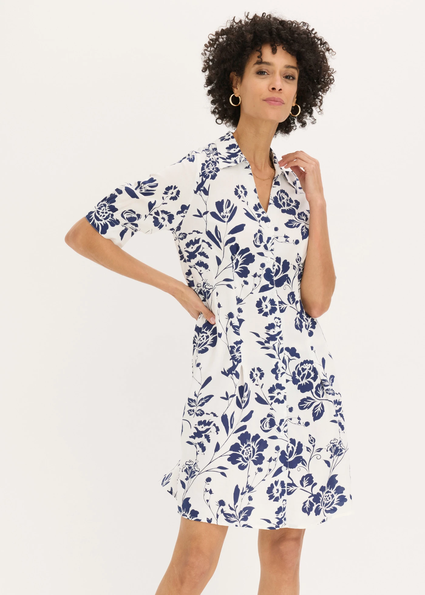 Robe-chemise en viscose fluide • écru/bleu nuit floral • Boutique bonprix