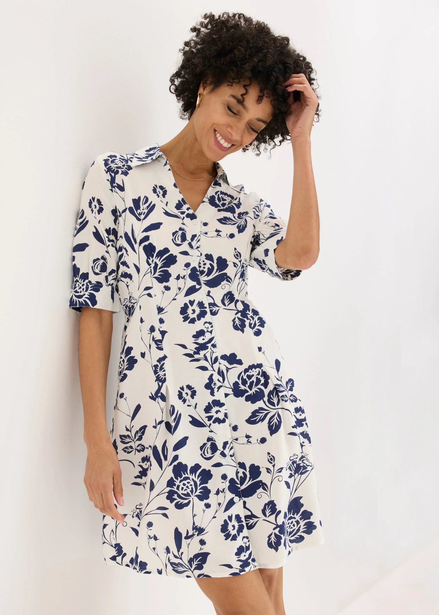 Robe-chemise en viscose fluide • écru/bleu nuit floral • Boutique bonprix