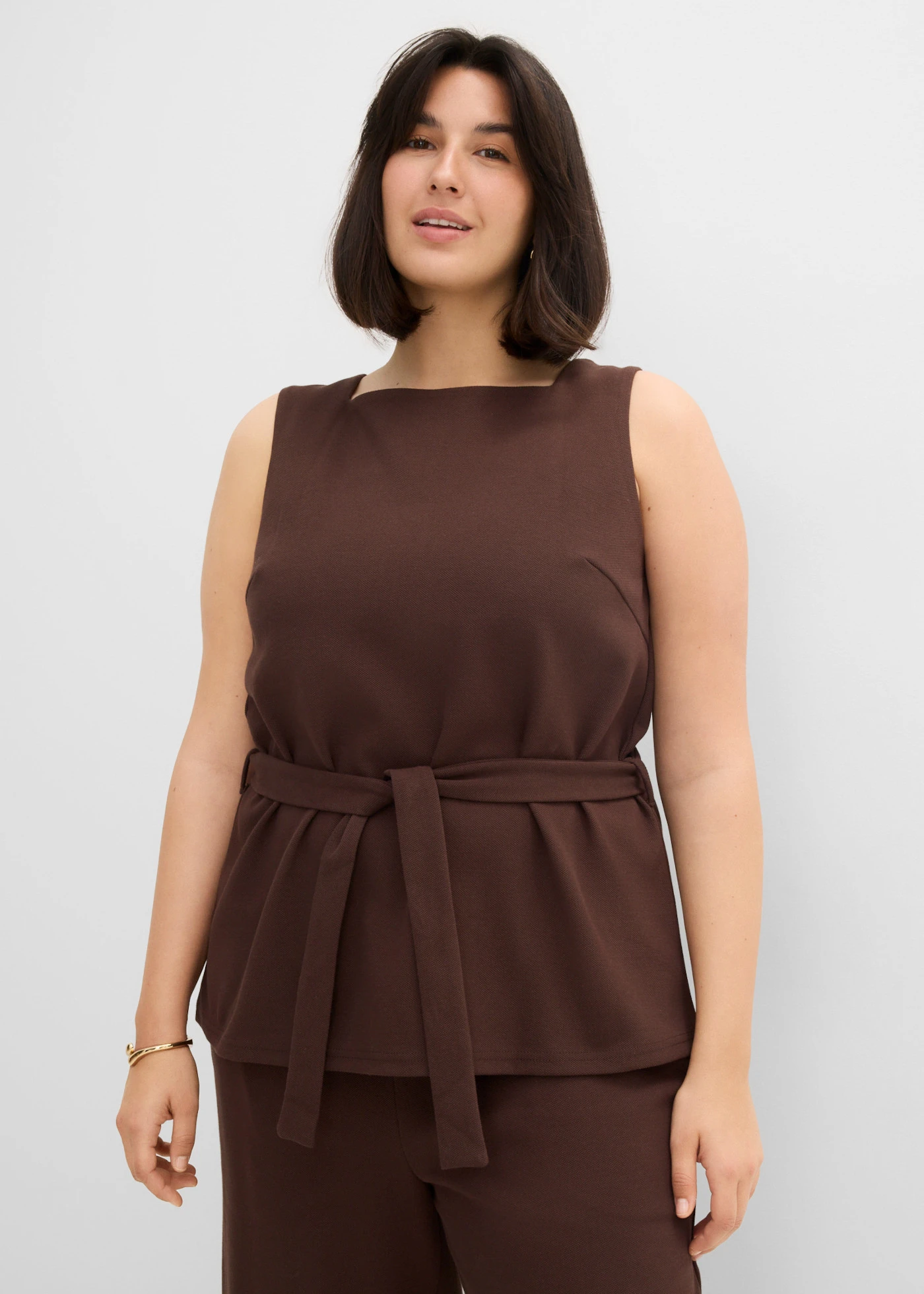 Top en piqué avec ceinture à nouer • marron foncé plus size • Boutique bonprix