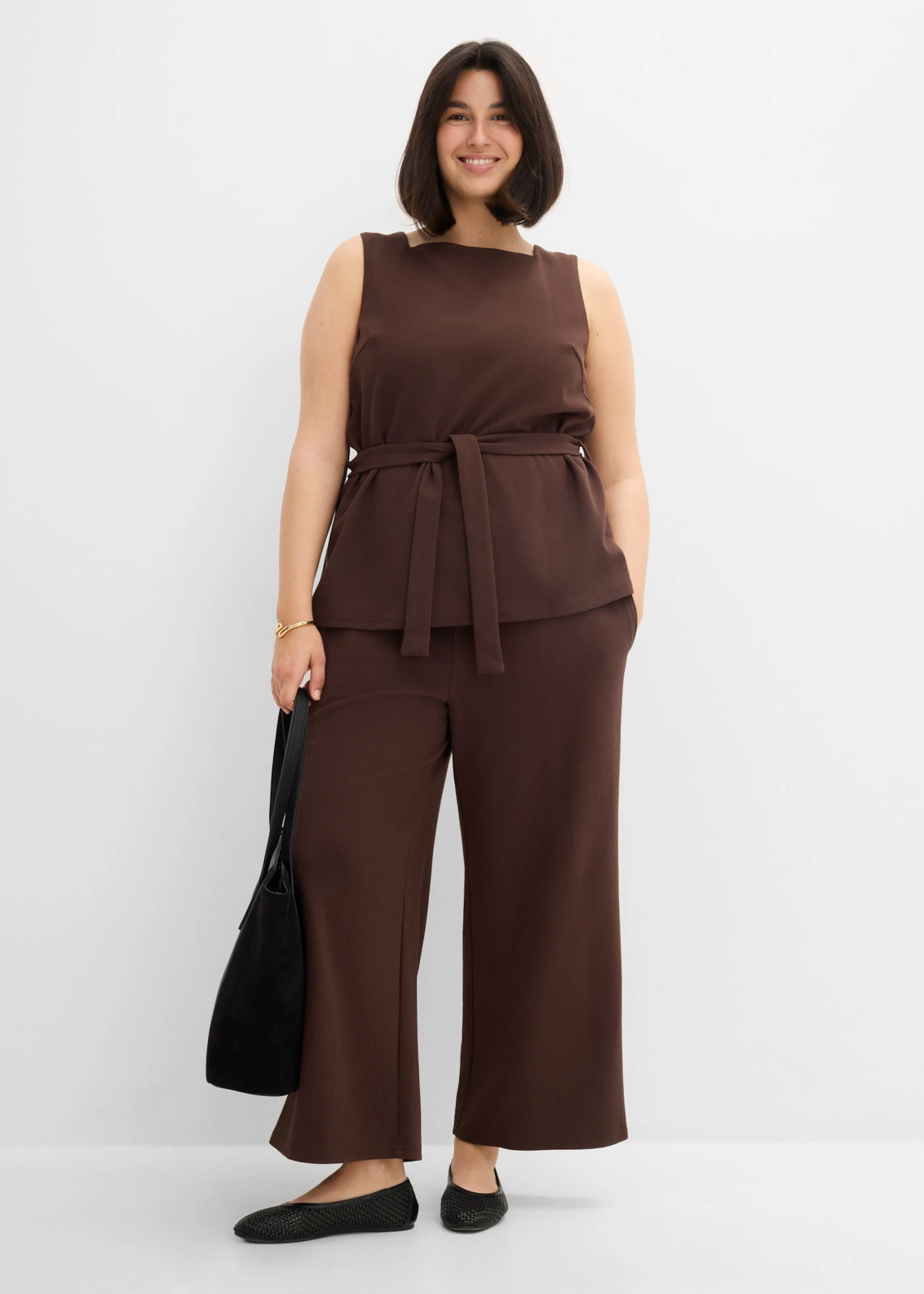 Top en piqué avec ceinture à nouer • marron foncé plus size • Boutique bonprix