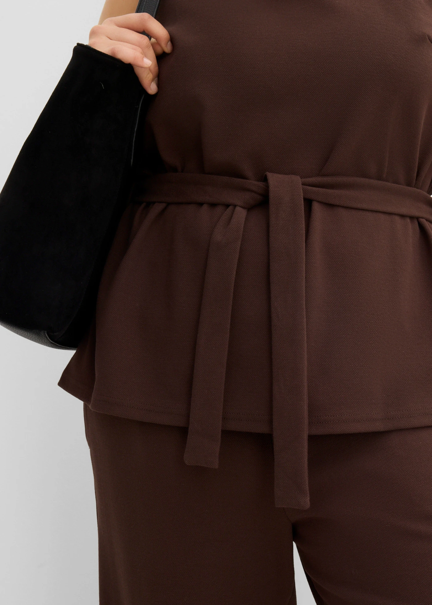 Top en piqué avec ceinture à nouer • marron foncé plus size • Boutique bonprix