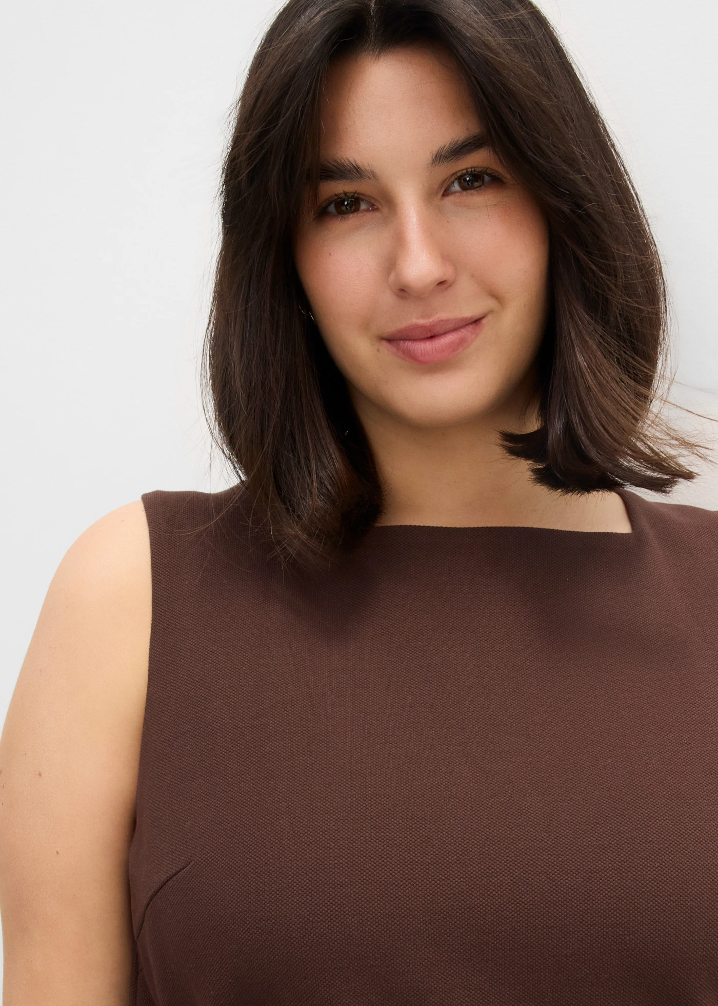 Top en piqué avec ceinture à nouer • marron foncé plus size • Boutique bonprix