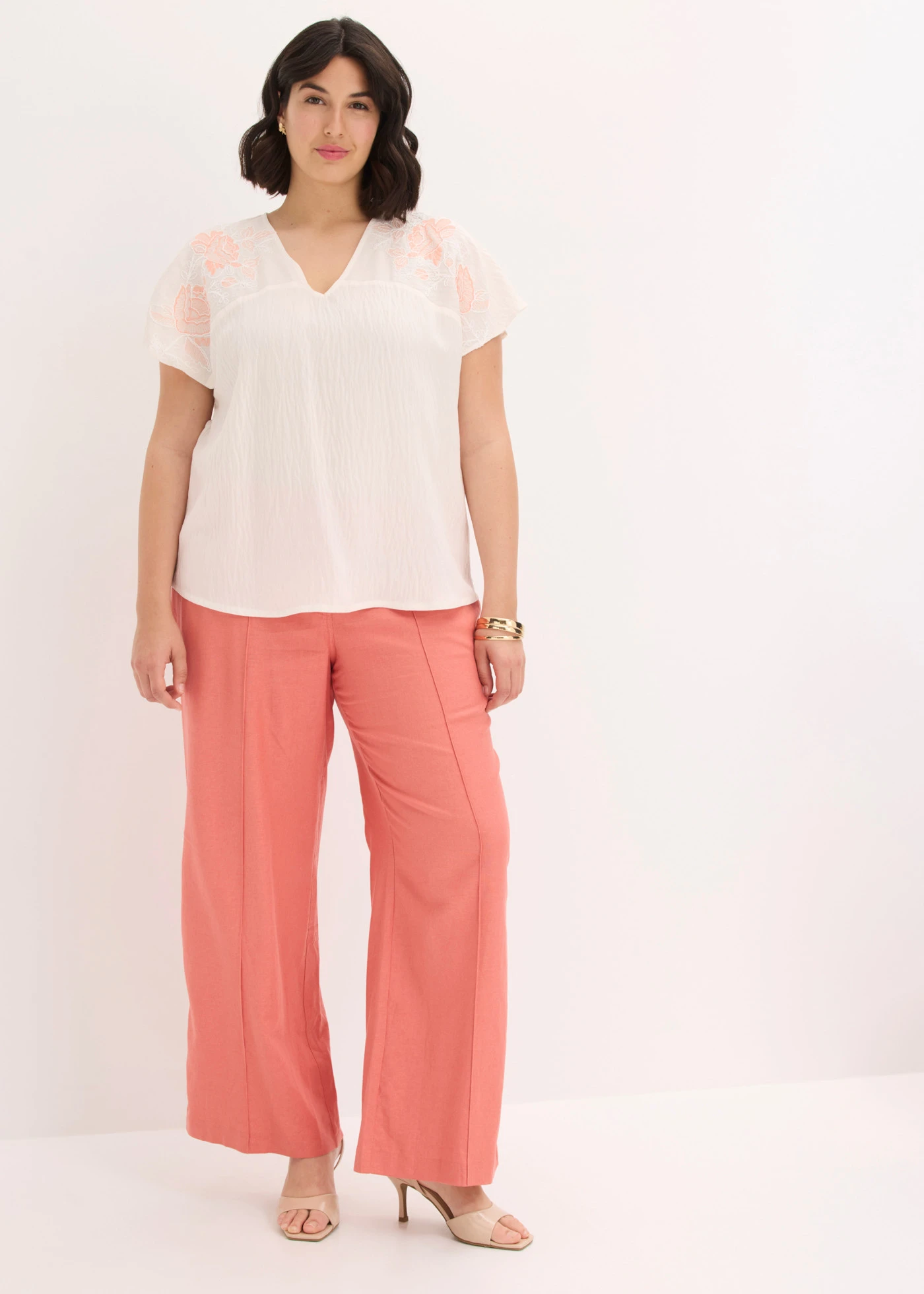 Blúz virágmintás hímzéssel • gyöngyfehér plus size • bonprix áruház