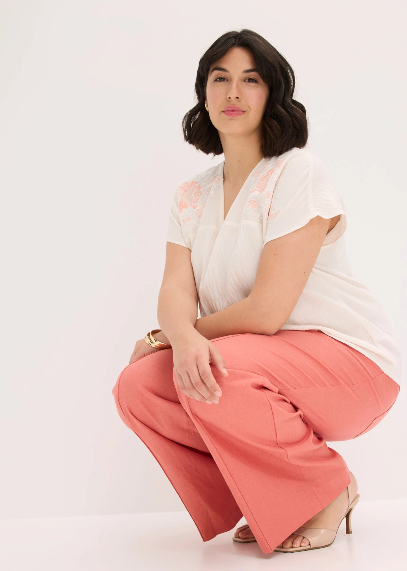 Blúz virágmintás hímzéssel • gyöngyfehér plus size • bonprix áruház