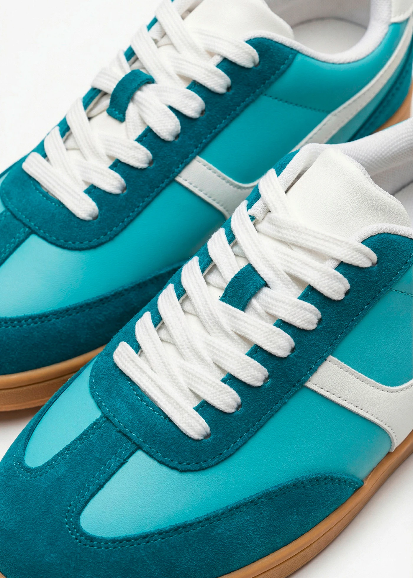Pantofi sport cu aspect retro • albastru acvamarin/albastru-lagună/alb • magazin bonprix
