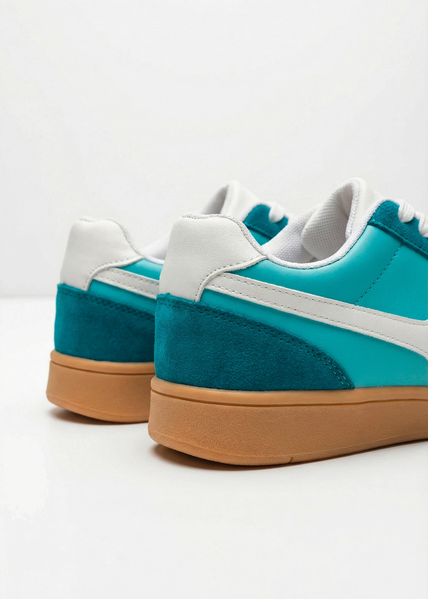 Pantofi sport cu aspect retro • albastru acvamarin/albastru-lagună/alb • magazin bonprix