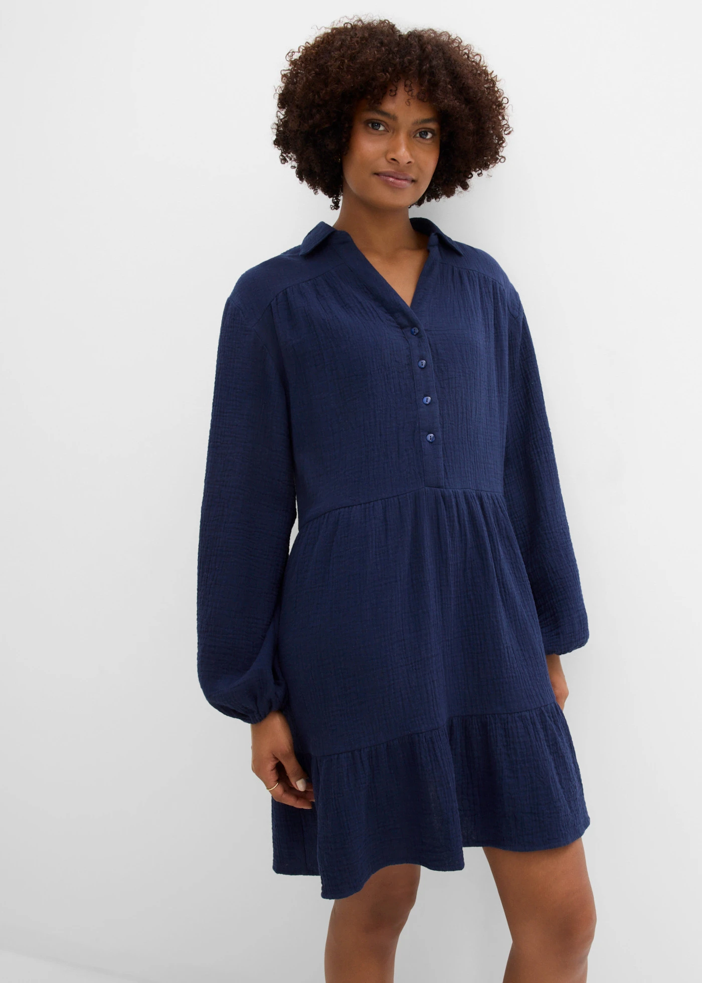 Rochie scurtă în trepte, din muselină • bleumarin • magazin bonprix