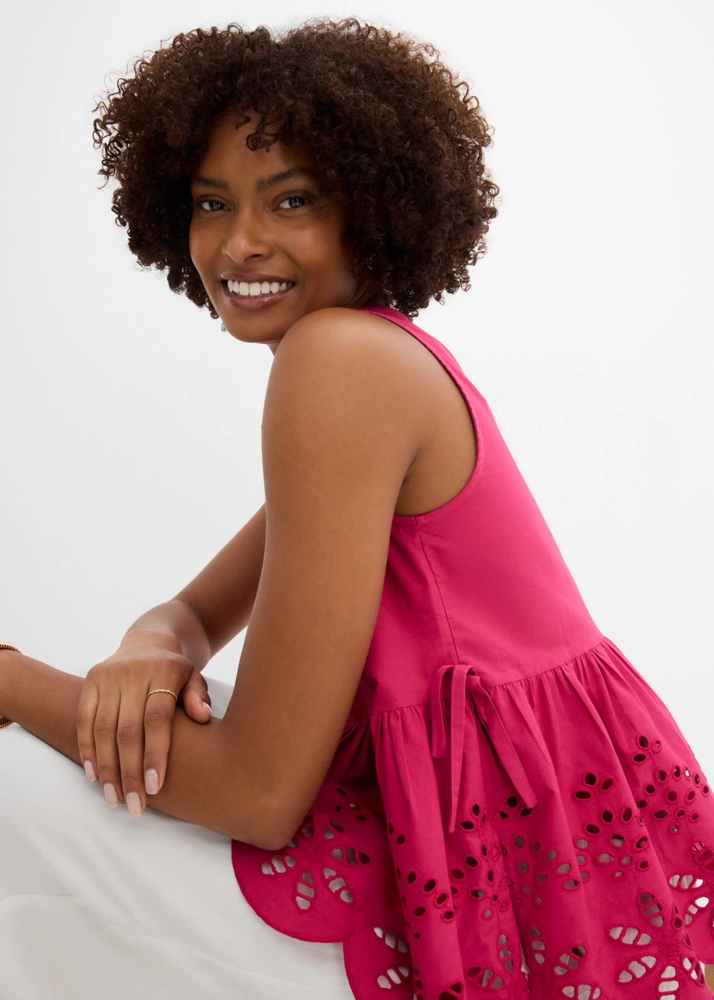 Blousetop zonder mouwen met split en broderie anglaise • bessenrood • product-page.page-title-suffix