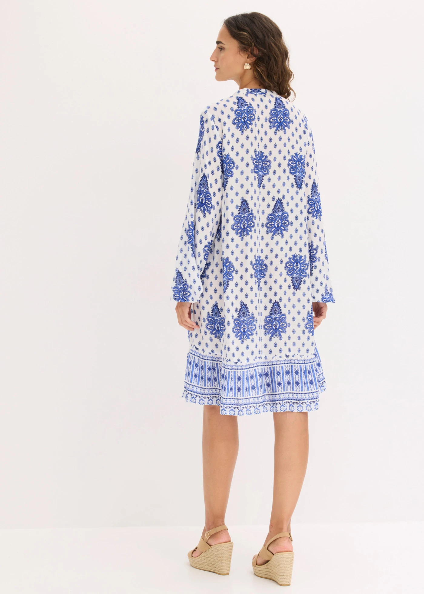 Rochie gen tunică din viscoză texturată • alb-albastru cu imprimeu • magazin bonprix