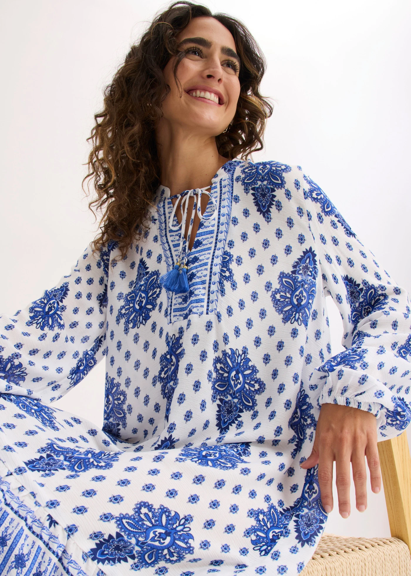 Rochie gen tunică din viscoză texturată • alb-albastru cu imprimeu • magazin bonprix