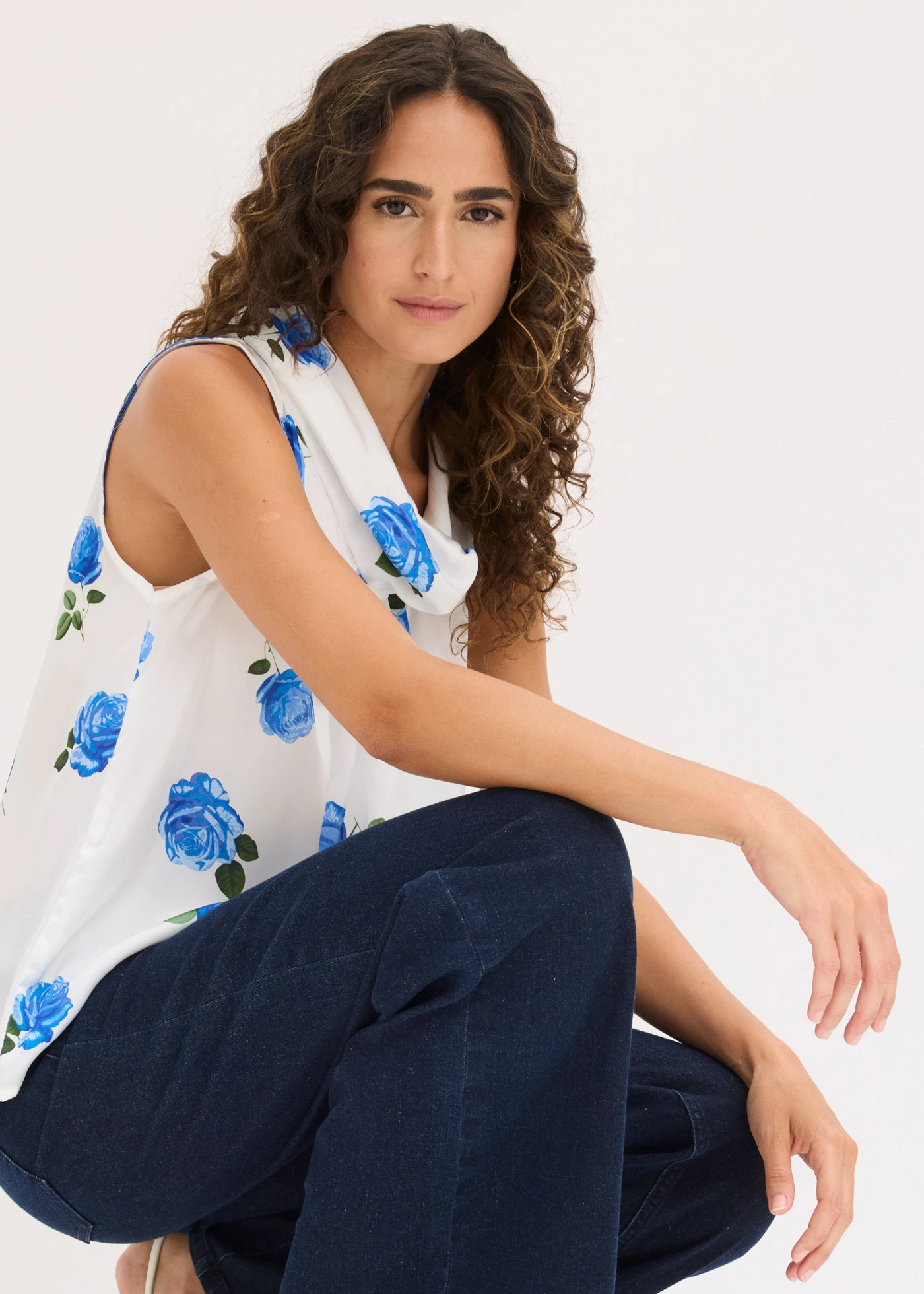 Bluză fără mâneci din satin fluid • ecru-albastru floral • magazin bonprix