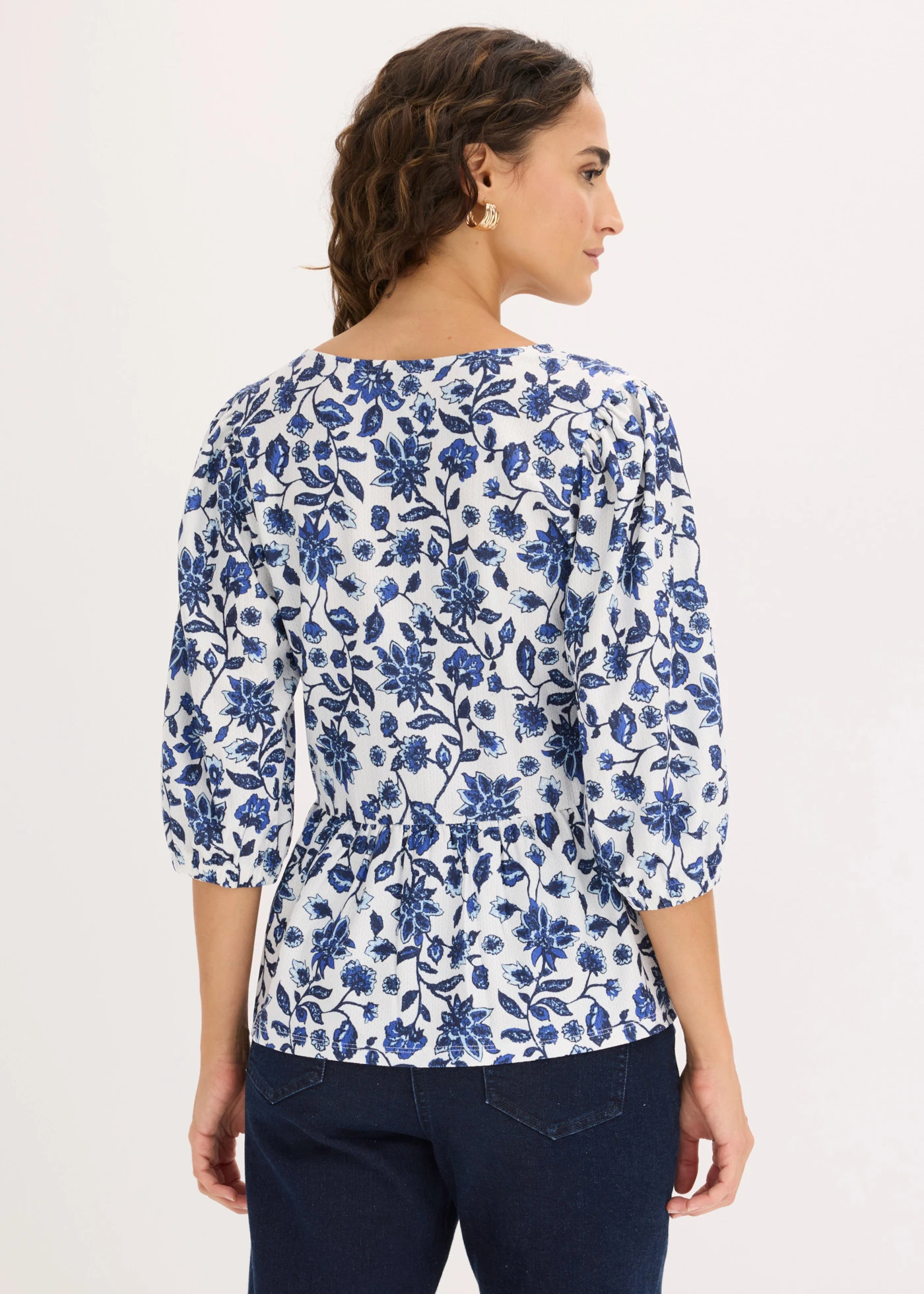 Bluză tunică din material cu textură crep • ecru/albastru înflorat • magazin bonprix