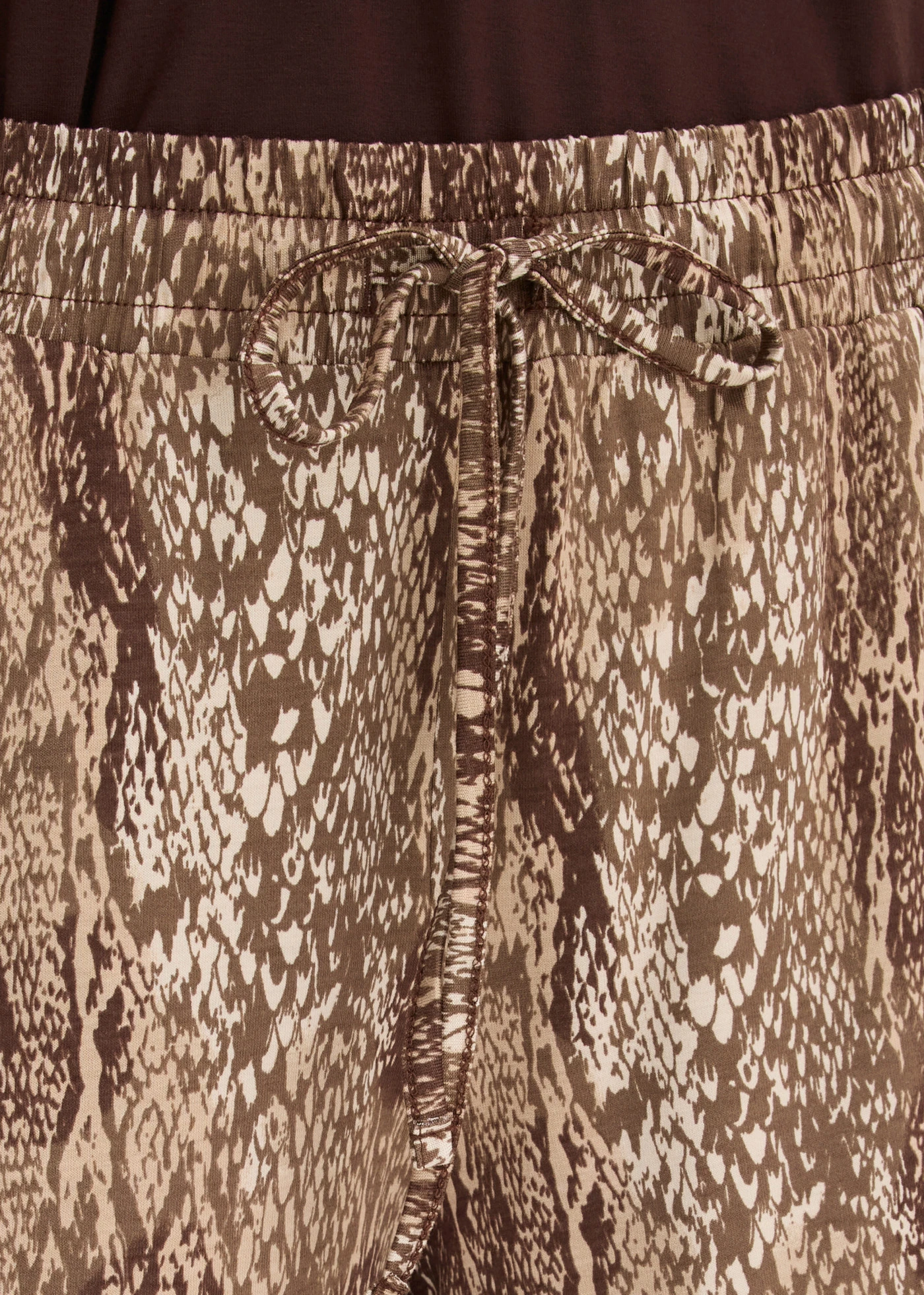 Jersey short van soepele viscose • lichtsand met slangenprint • product-page.page-title-suffix