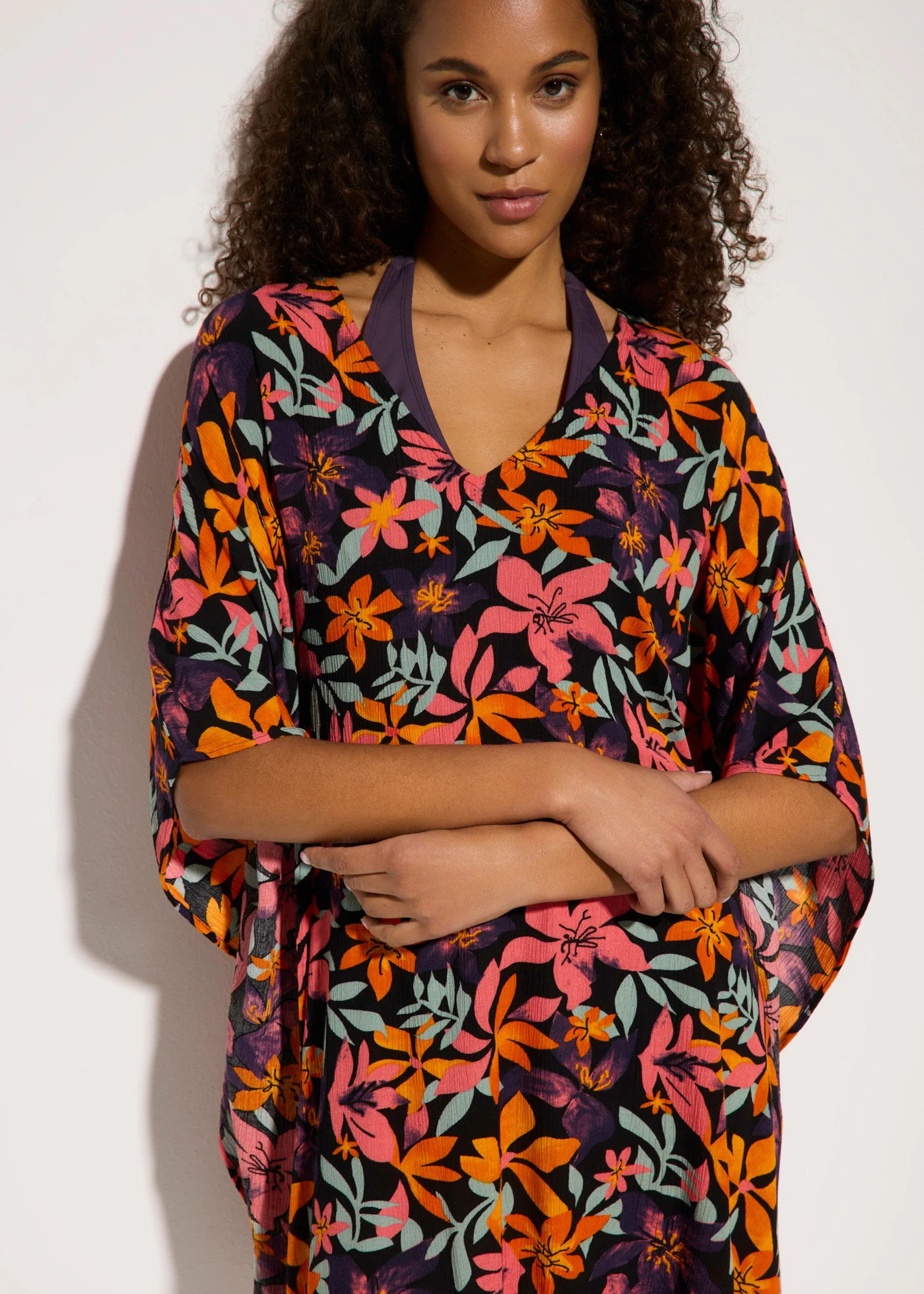 Strandtuniek van gestructureerde crinkle • zwart multicolor gebloemd • product-page.page-title-suffix
