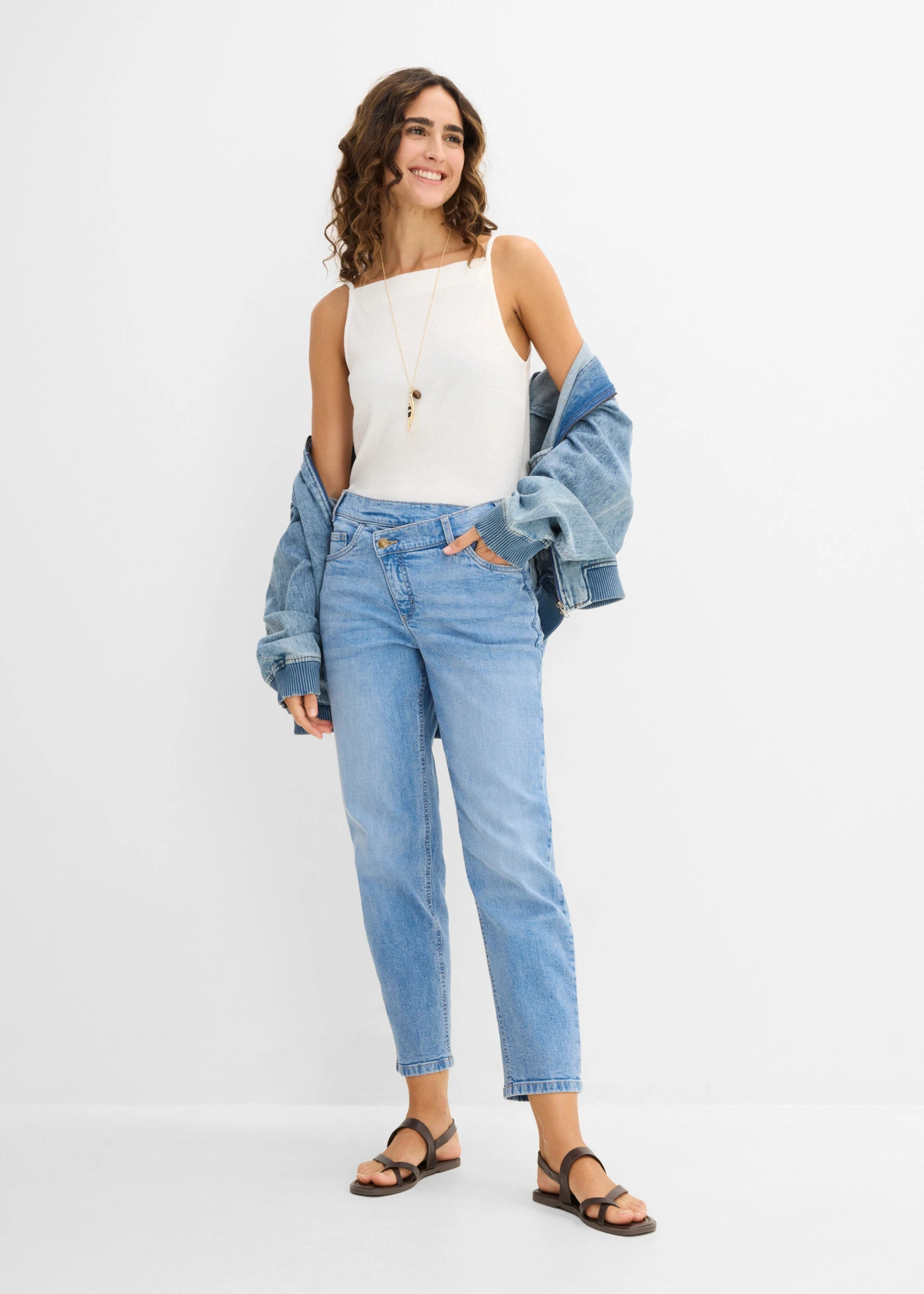 Jeansy mom, high waist • jasnoniebieski denim "used" • sklep bonprix