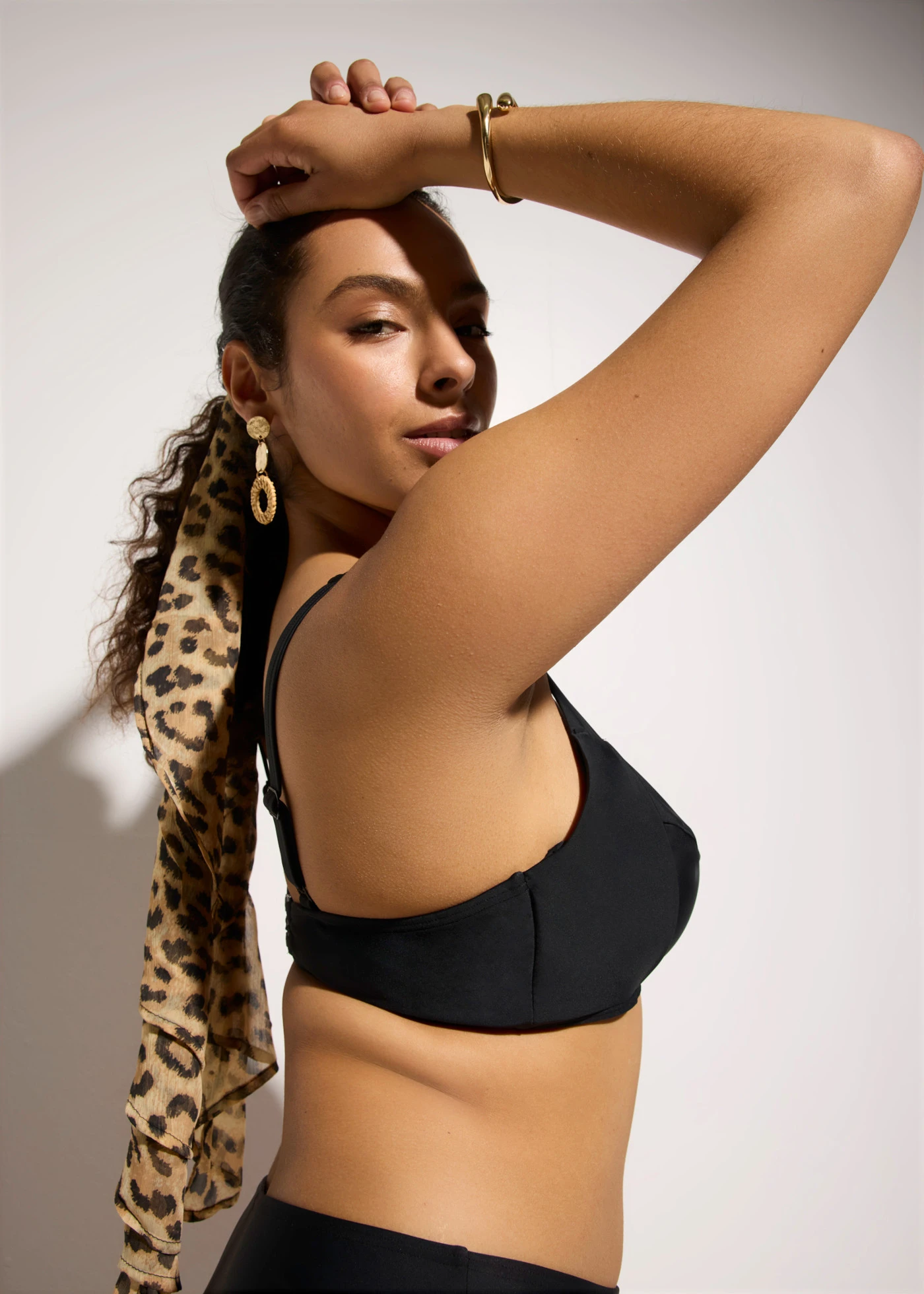 Kicsinyítő bikini enyhe formáló hatású Highwaist bikini alsóval (2-részes szett) • fekete • bonprix áruház