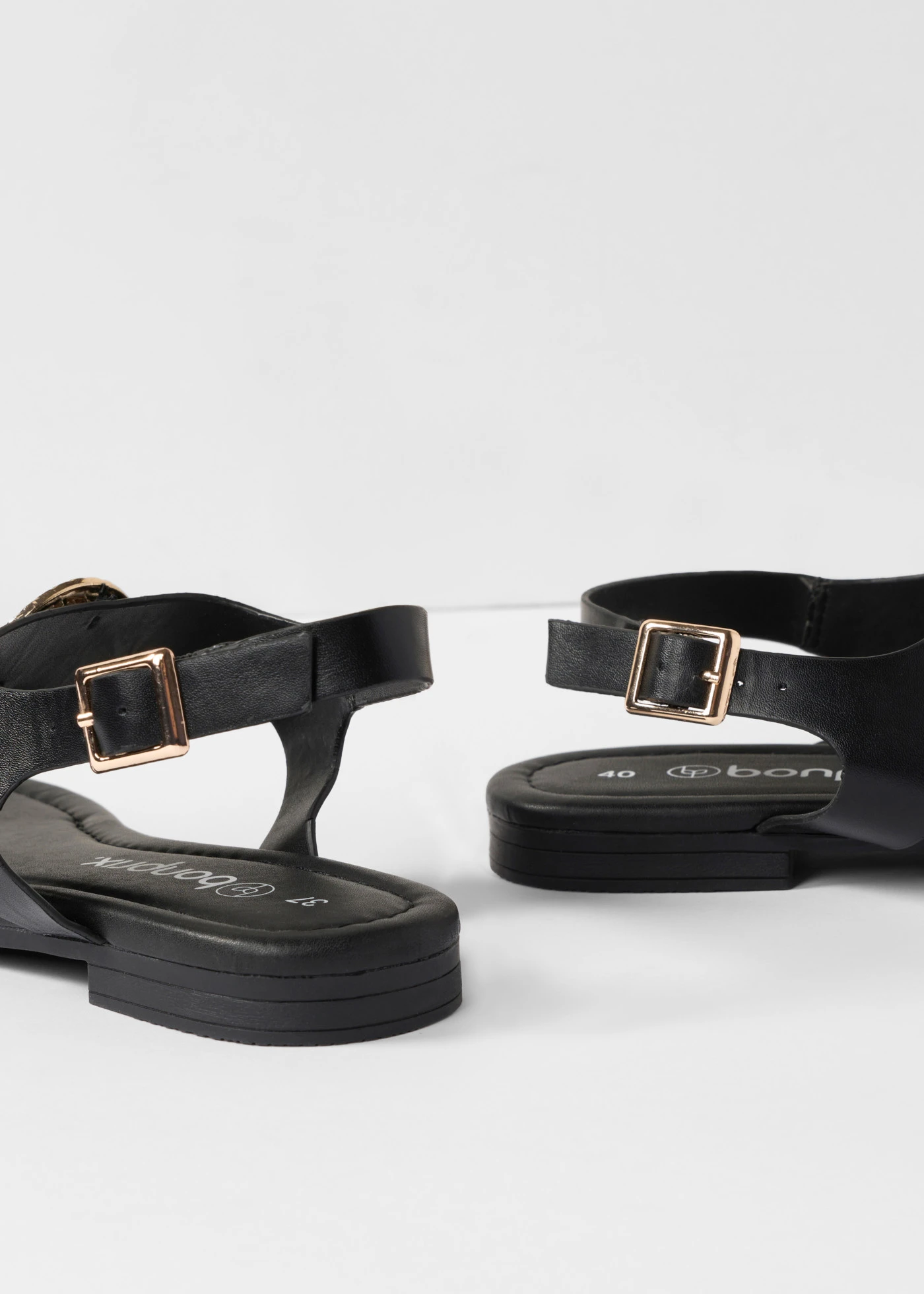 Teensandalen met metallic details • zwart • product-page.page-title-suffix