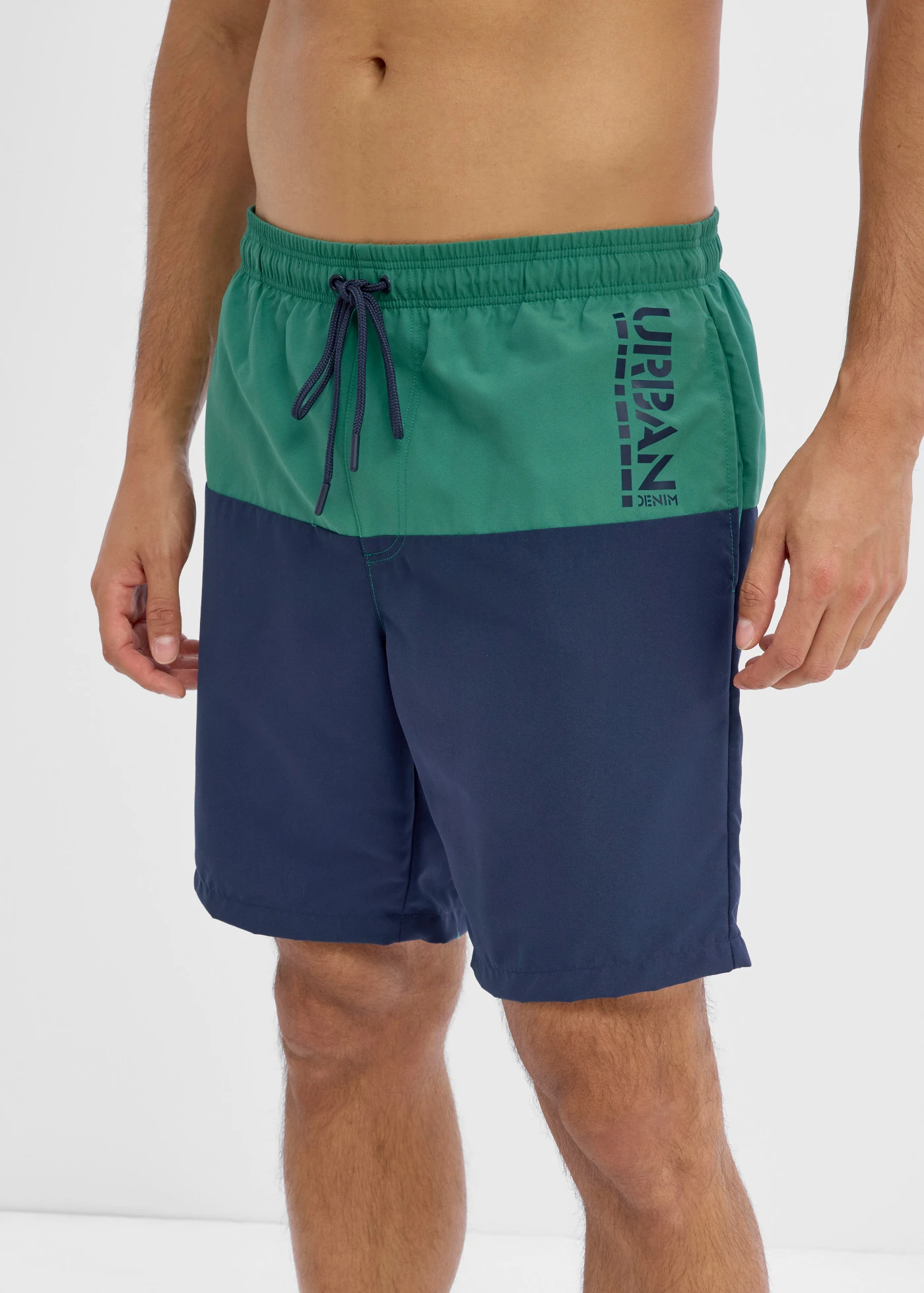 Șort de baie cu model colorblocking • verde închis-bleumarin • magazin bonprix