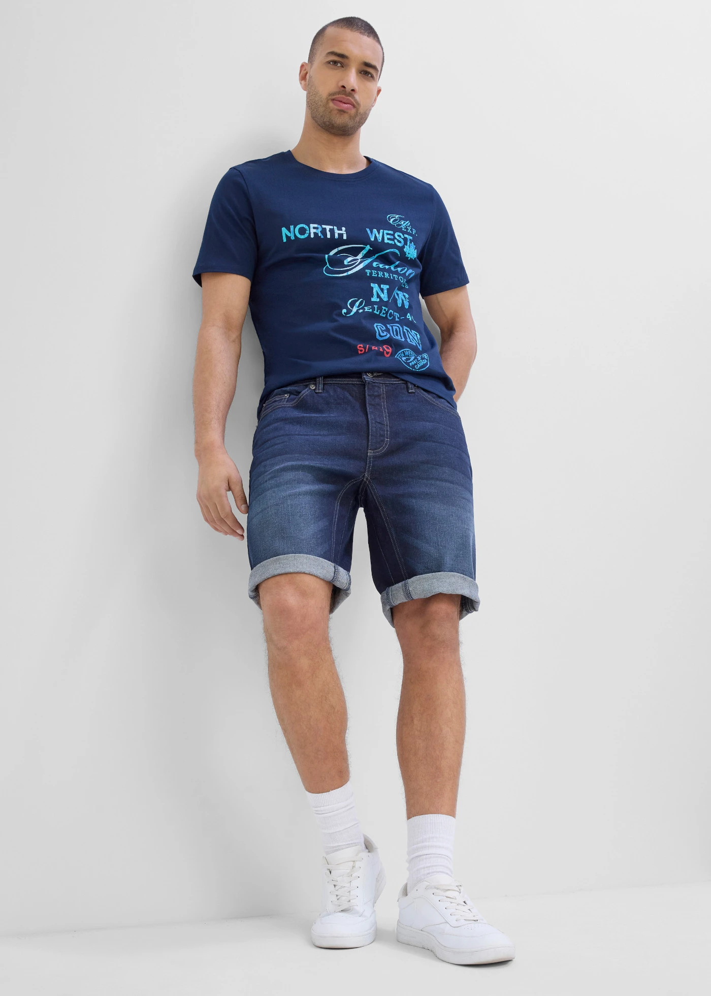 T-shirt van puur biologisch katoen • donkerblauw met print • product-page.page-title-suffix