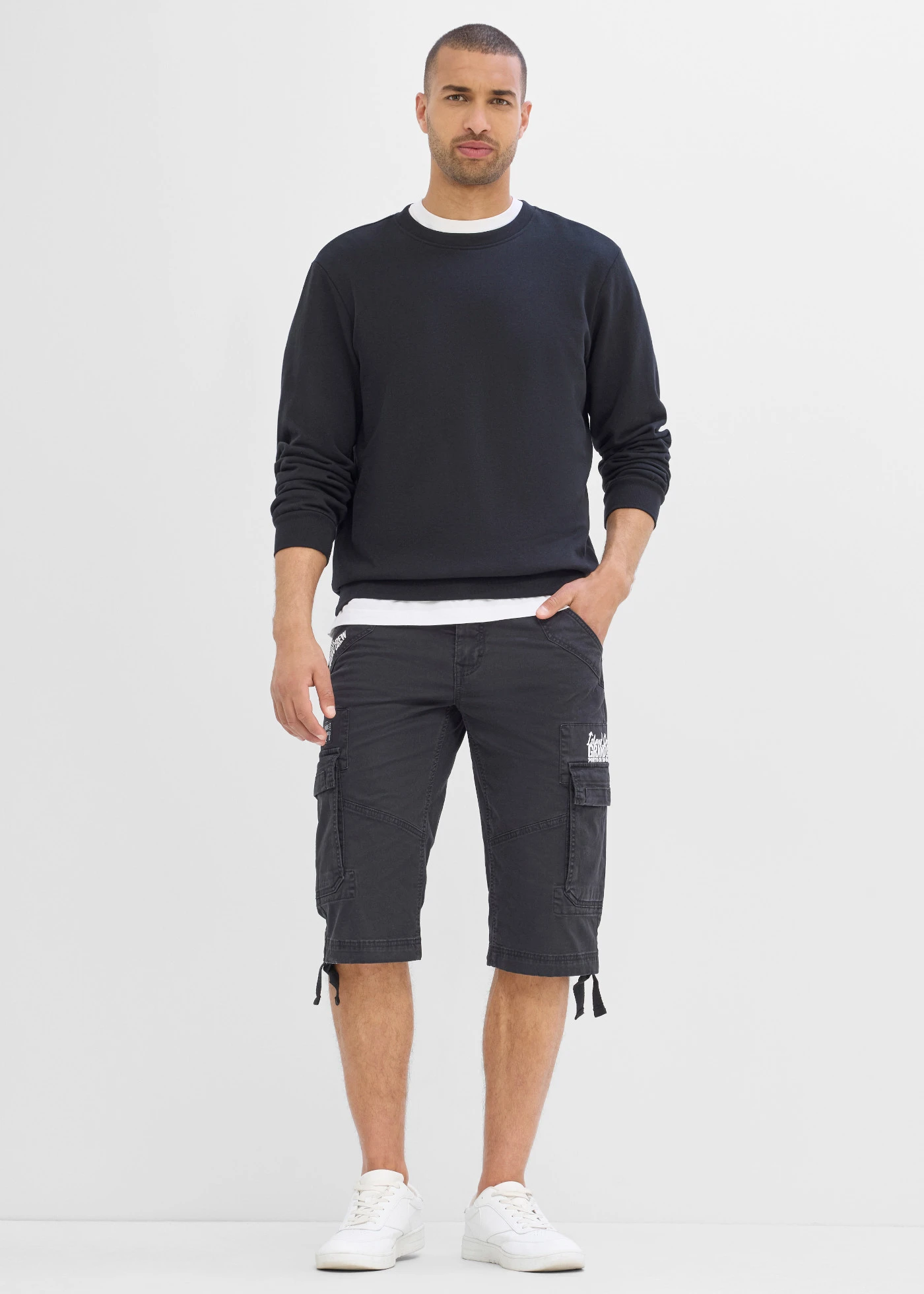 Lange bermuda met cargozakken, regular fit • zwart met print • product-page.page-title-suffix