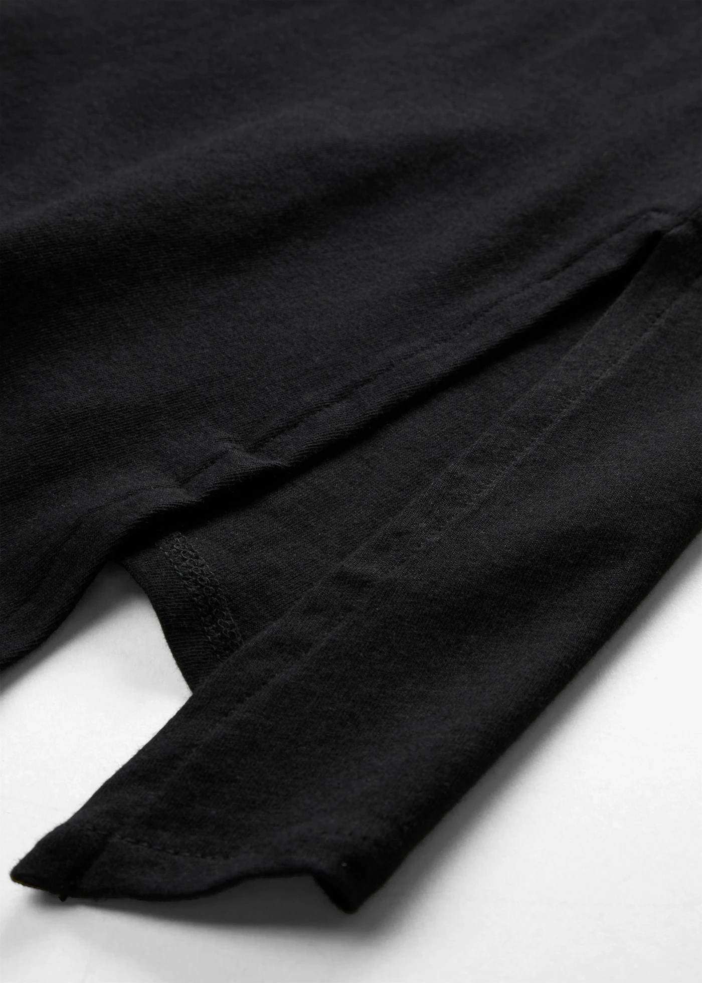 T-shirt long asymétrique en coton et viscose • noir • Boutique bonprix