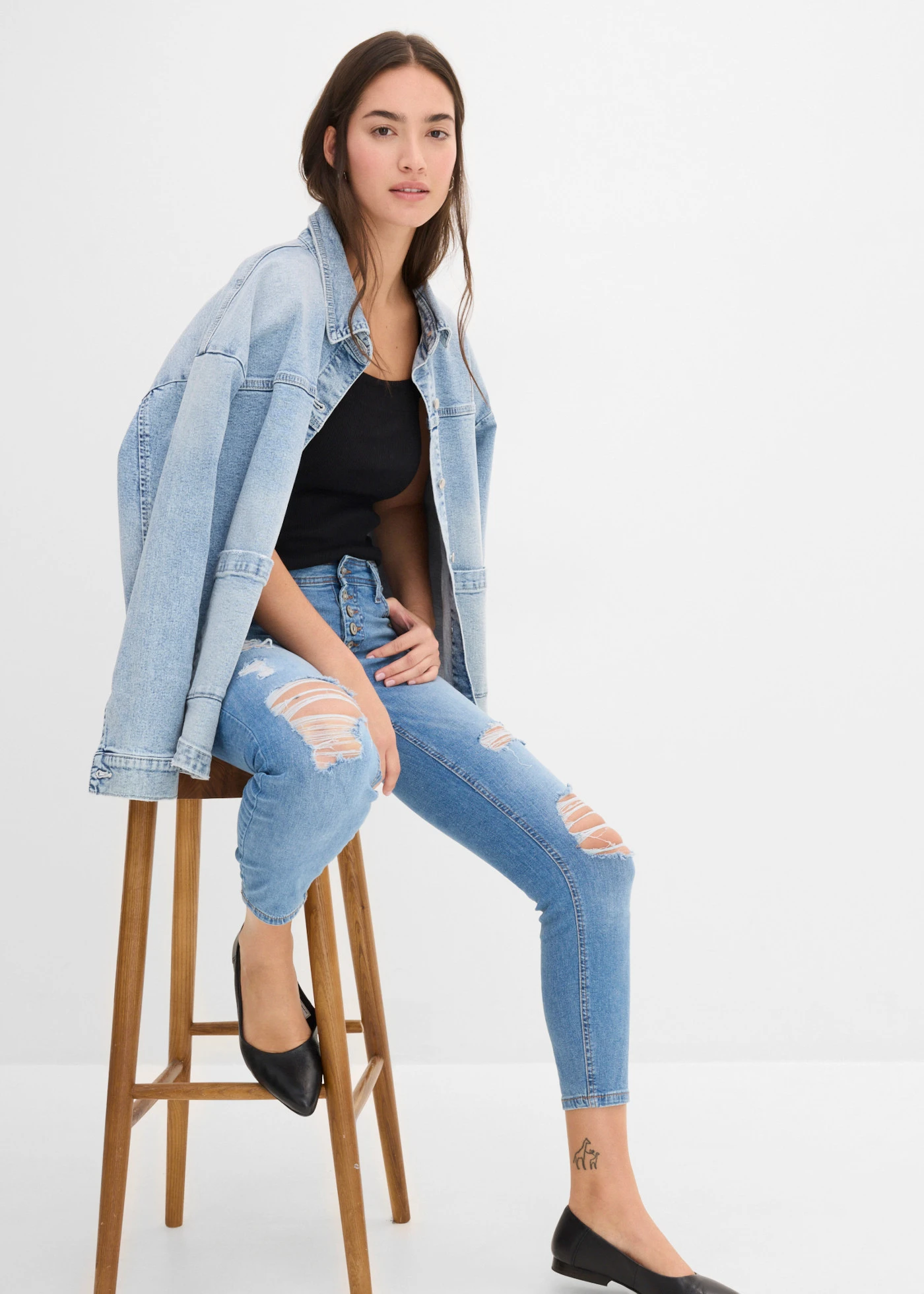 Jean skinny taille mi-haute, effets destroy • bleu clair denim • Boutique bonprix