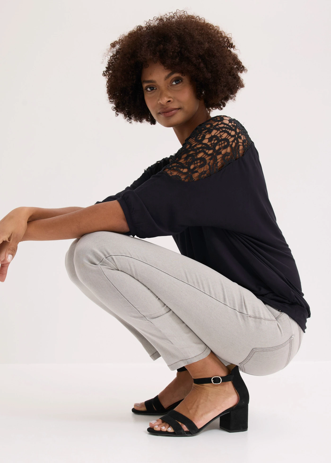 T-shirt oversize en viscose et dentelle • noir • Boutique bonprix