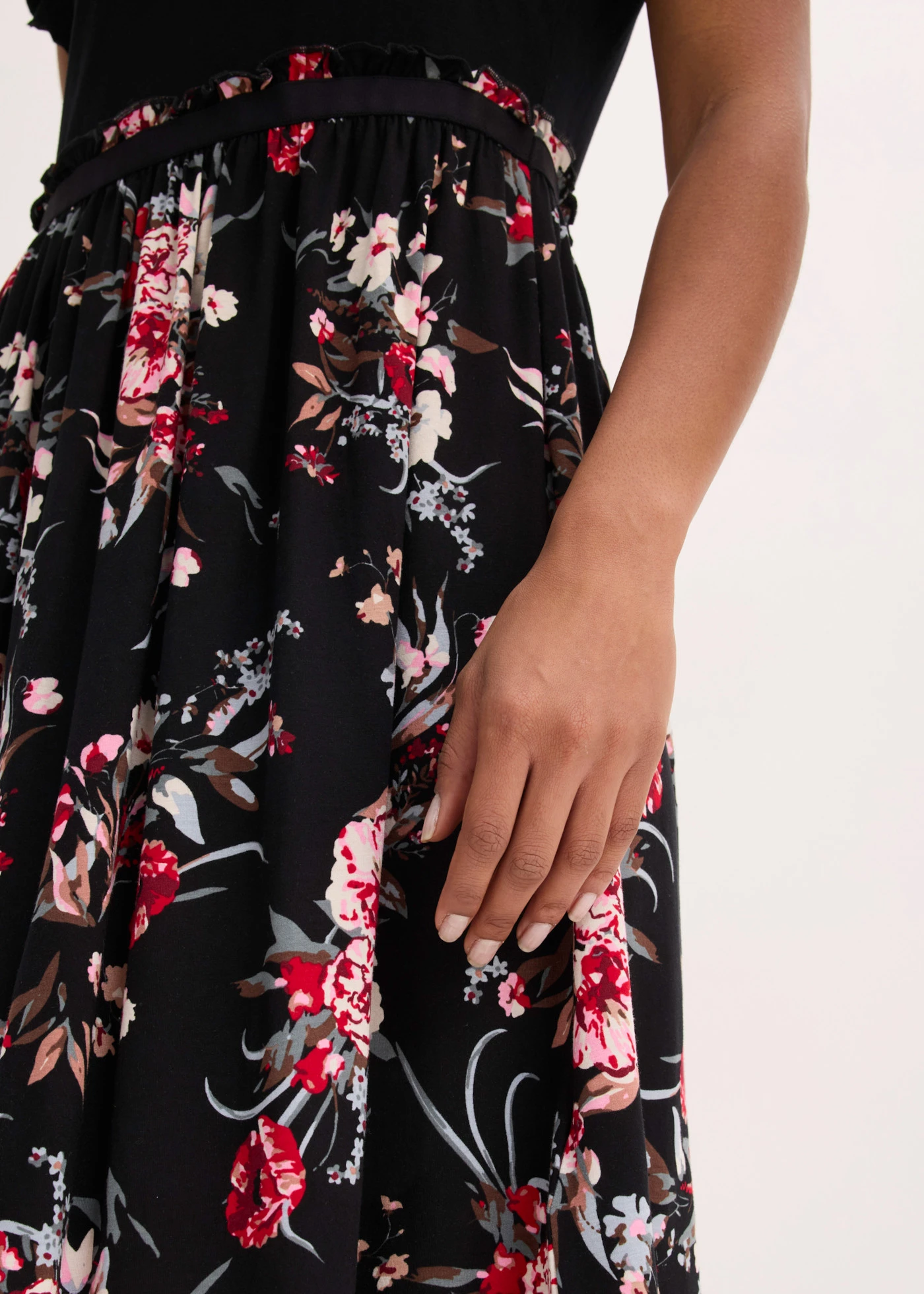 Robe en jersey viscose • noir floral • Boutique bonprix