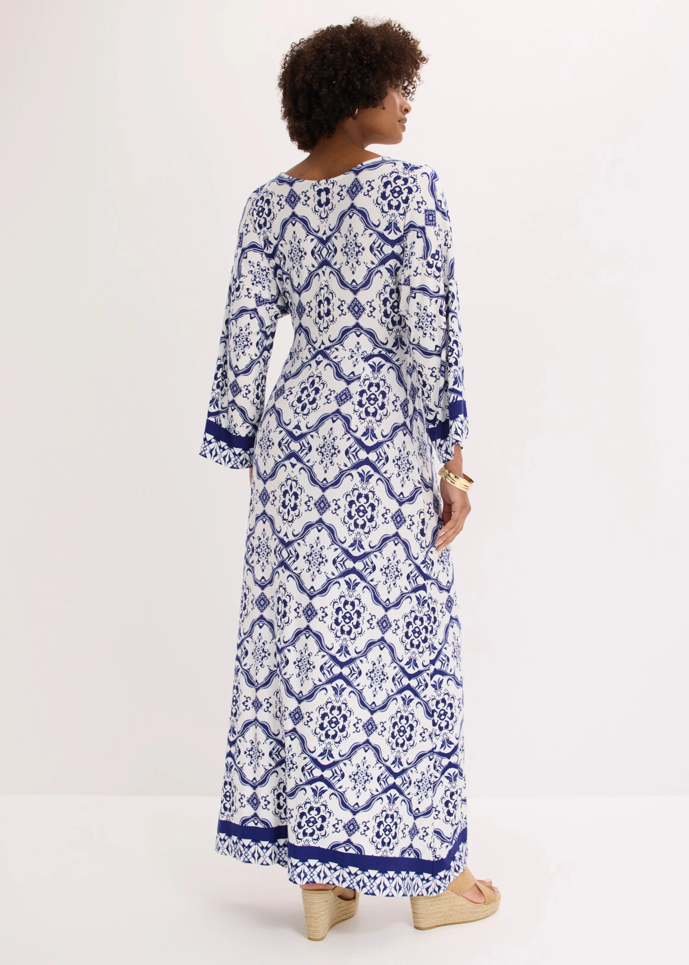 Robe longue et douce en jersey viscose • blanc/bleu imprimé • Boutique bonprix