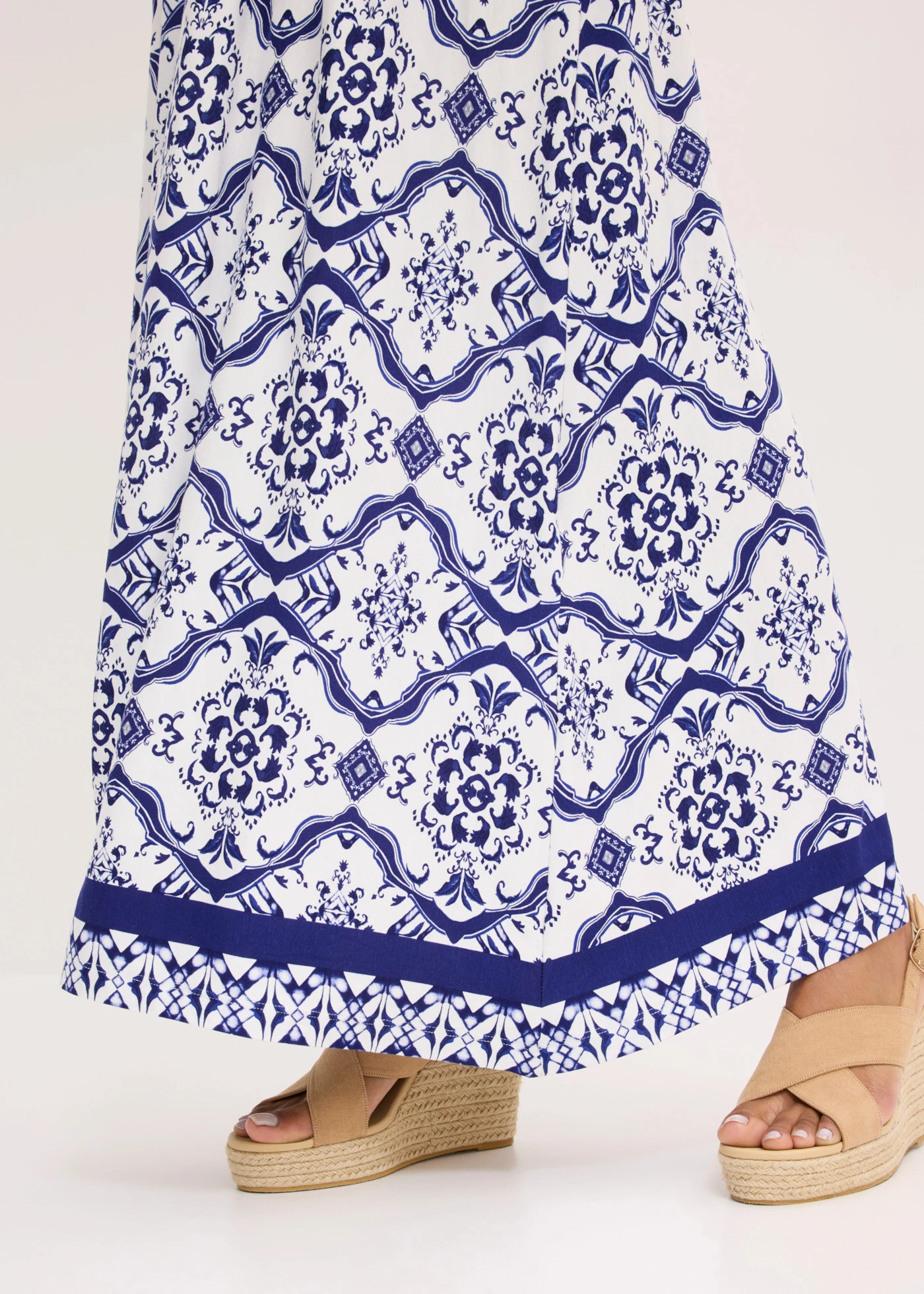 Robe longue et douce en jersey viscose • blanc/bleu imprimé • Boutique bonprix