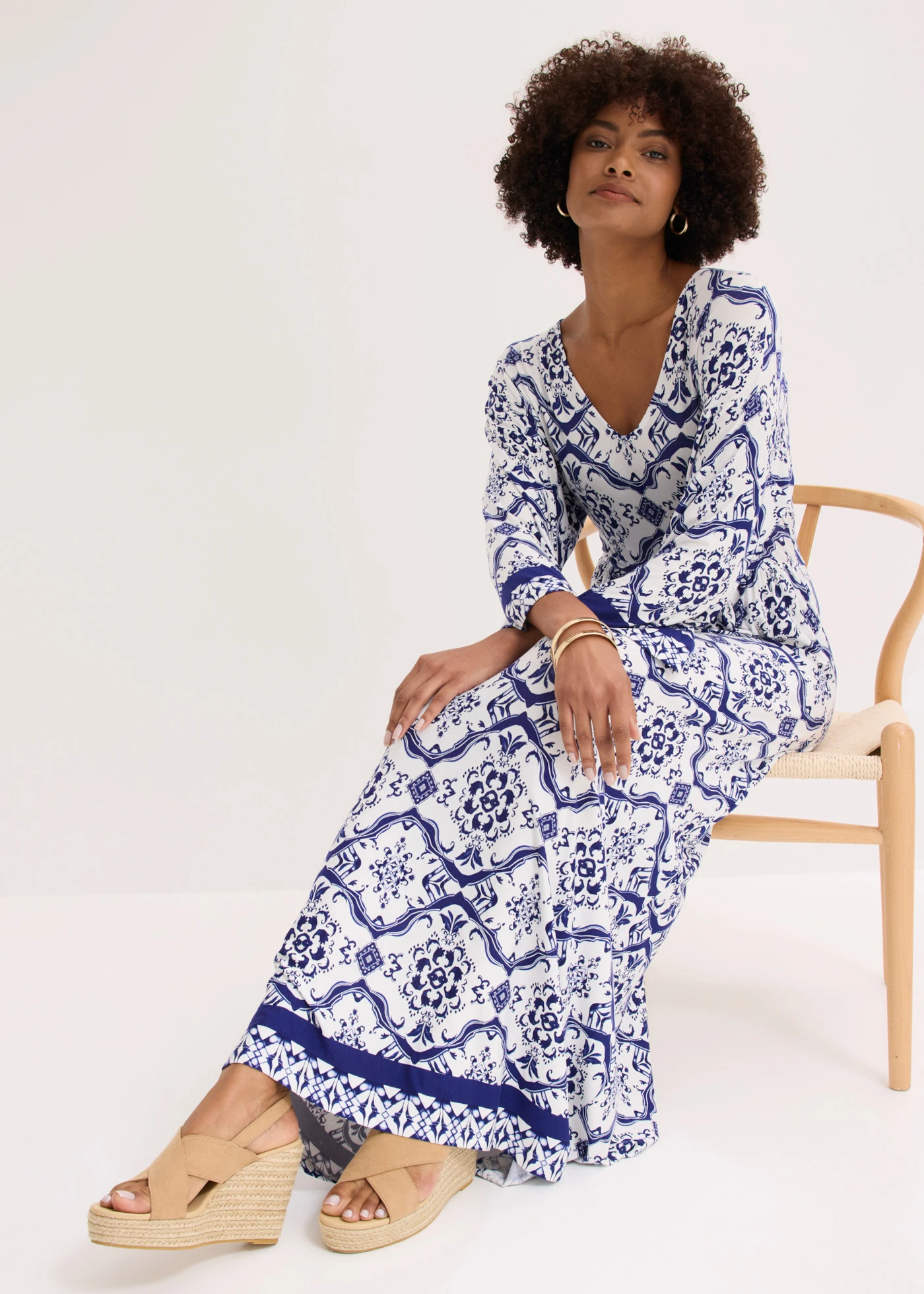 Robe longue et douce en jersey viscose • blanc/bleu imprimé • Boutique bonprix