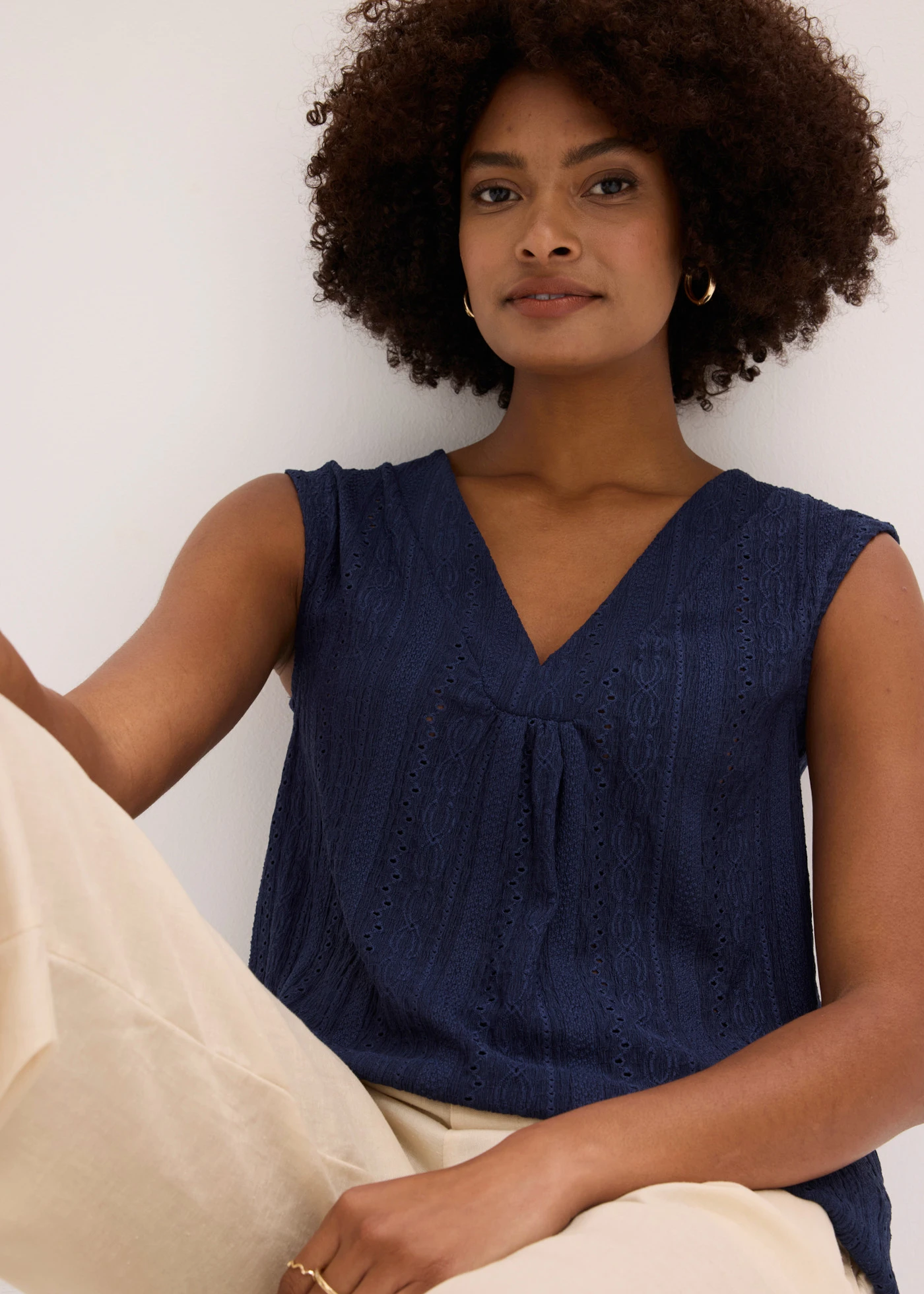 Top en broderie anglaise • bleu foncé • Boutique bonprix