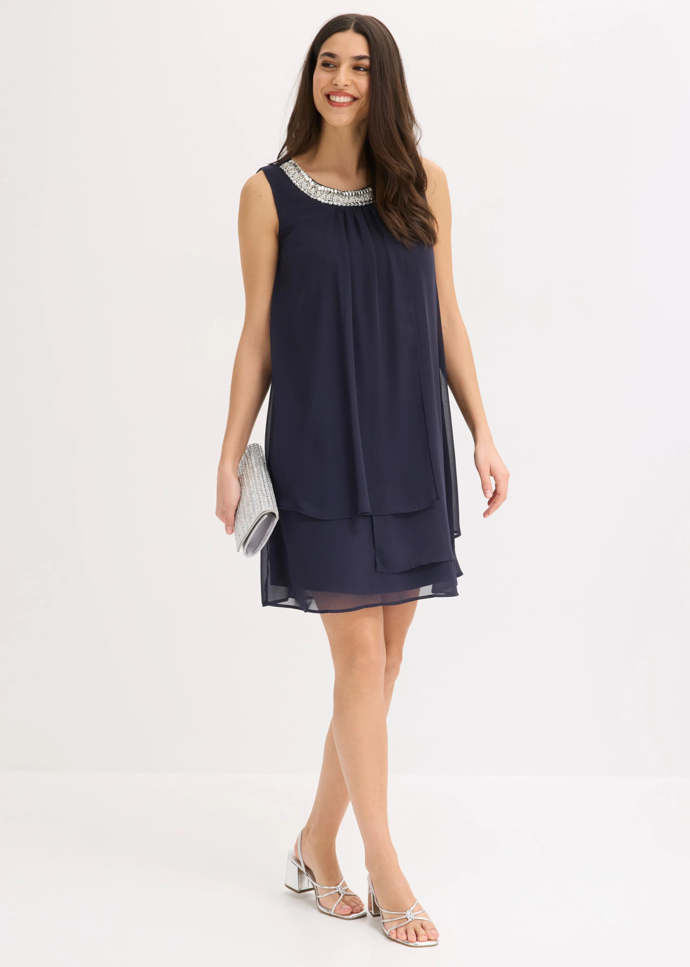 Robe en crêpe avec application de strass • bleu foncé • Boutique bonprix