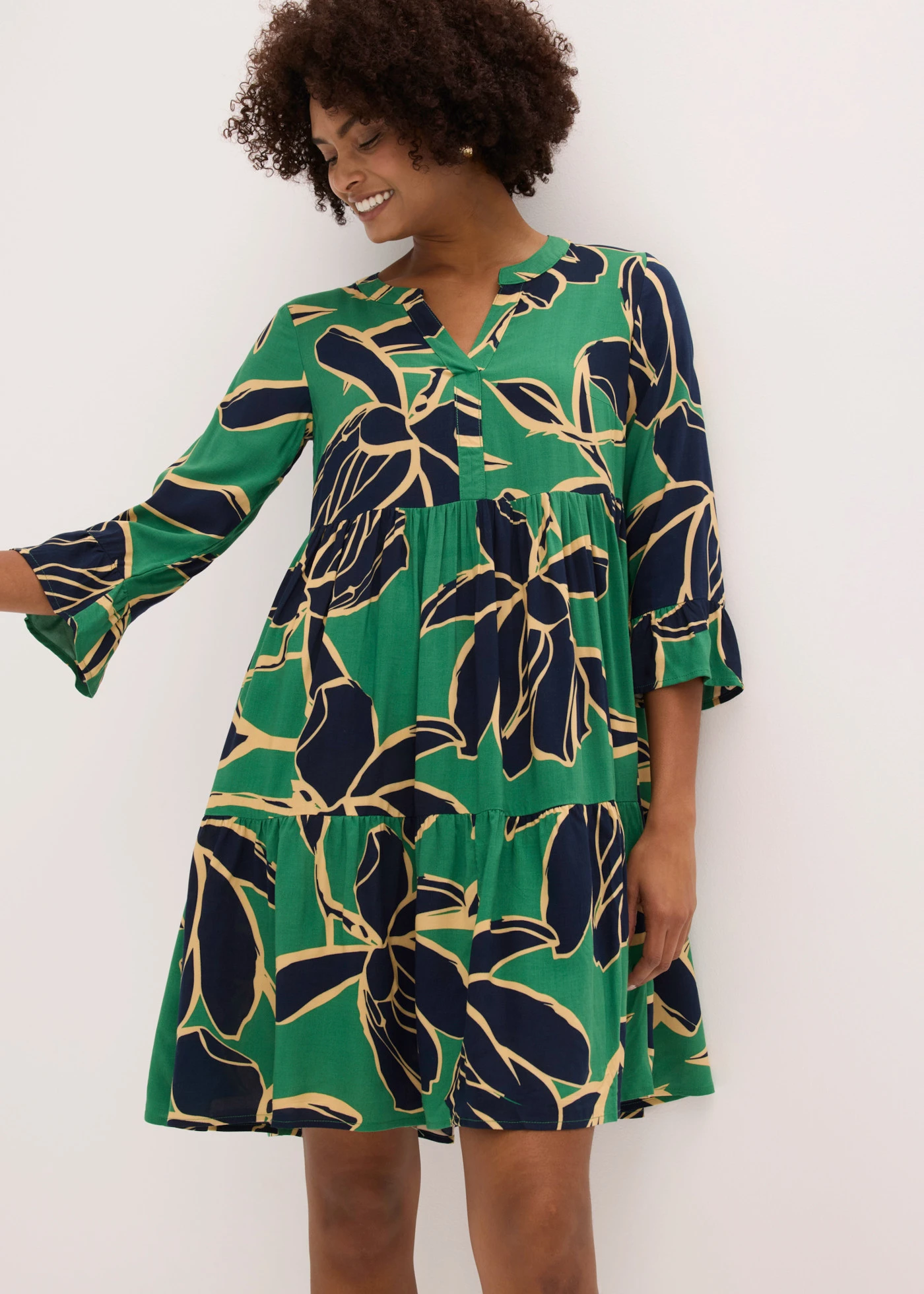 Robe-tunique en viscose fluide • vert opaline-bleu foncé floral • Boutique bonprix