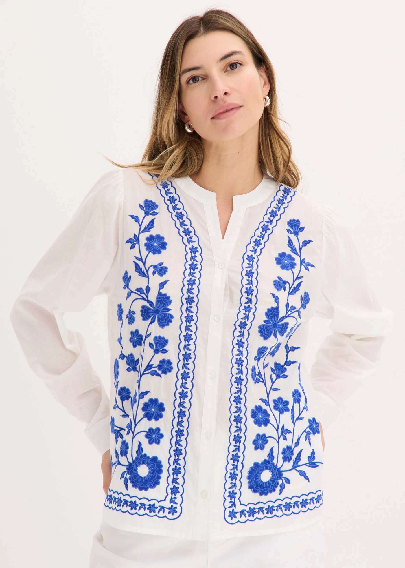Blouse van puur katoen met borduursel • wit-blauw gebloemd • product-page.page-title-suffix